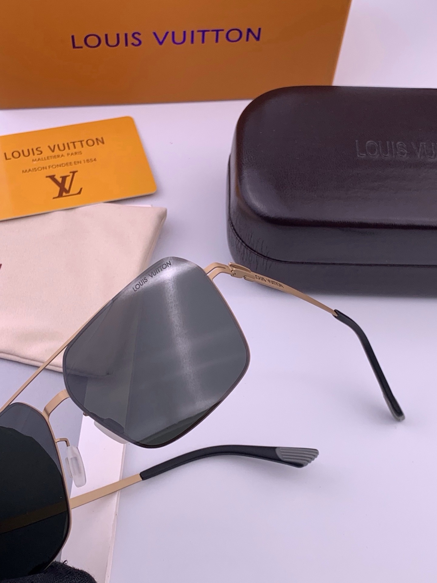Gucci 春夏新款超轻无螺丝压不坏系列情侣款太阳镜高清尼龙镜片🦅完美品质，适合各种脸型，经典太阳镜亮相时装周.超酷拉风