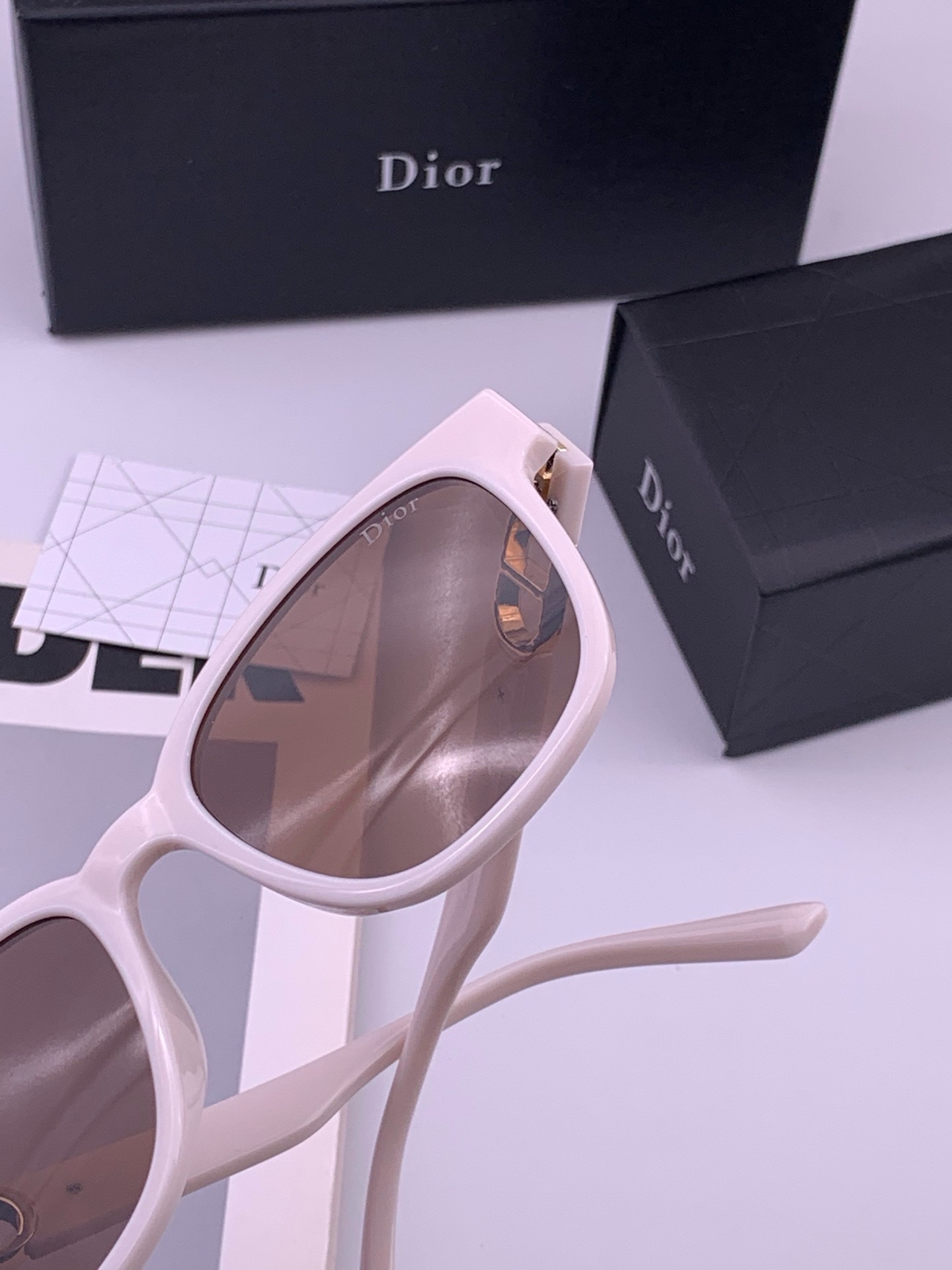 🔺 【DIOR-迪奥】开春新款 潮流爆款 时尚方框偏光太阳镜 高品质 佩戴舒适 网红潮款墨镜 型号：D8913