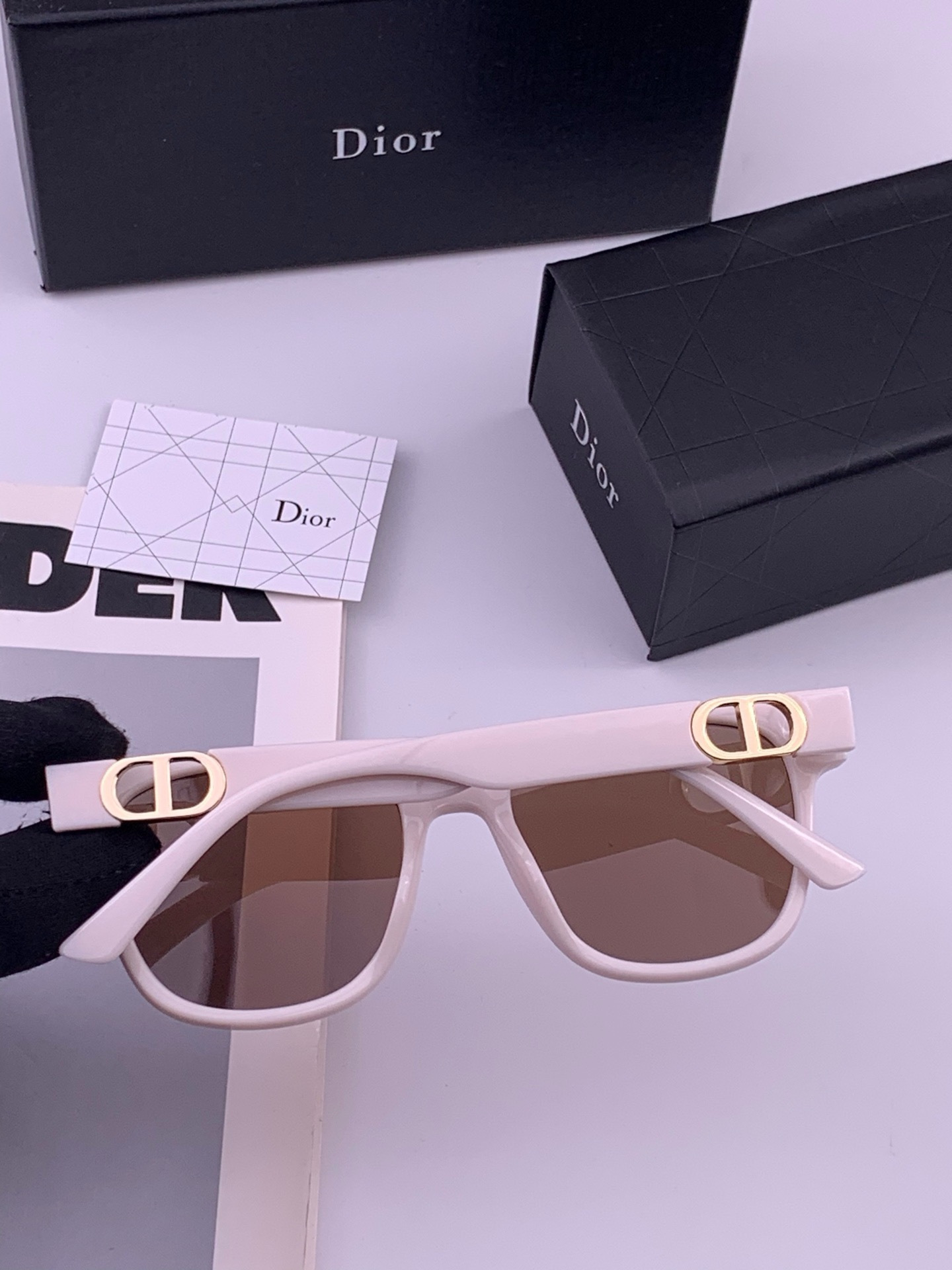 🔺 【DIOR-迪奥】开春新款 潮流爆款 时尚方框偏光太阳镜 高品质 佩戴舒适 网红潮款墨镜 型号：D8913