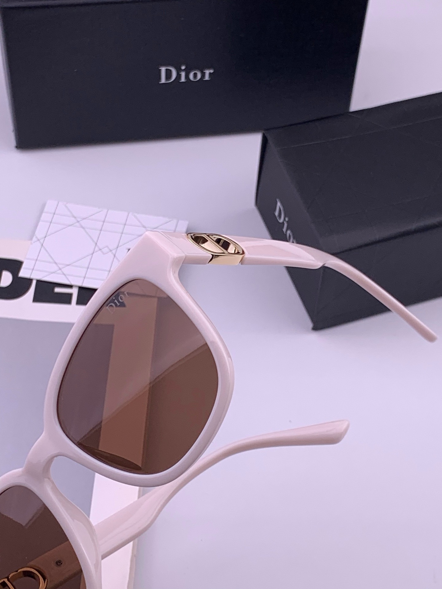 🔺 【DIOR-迪奥】开春新款 潮流爆款 时尚方框偏光太阳镜 高品质 佩戴舒适 网红潮款墨镜 型号：D8913