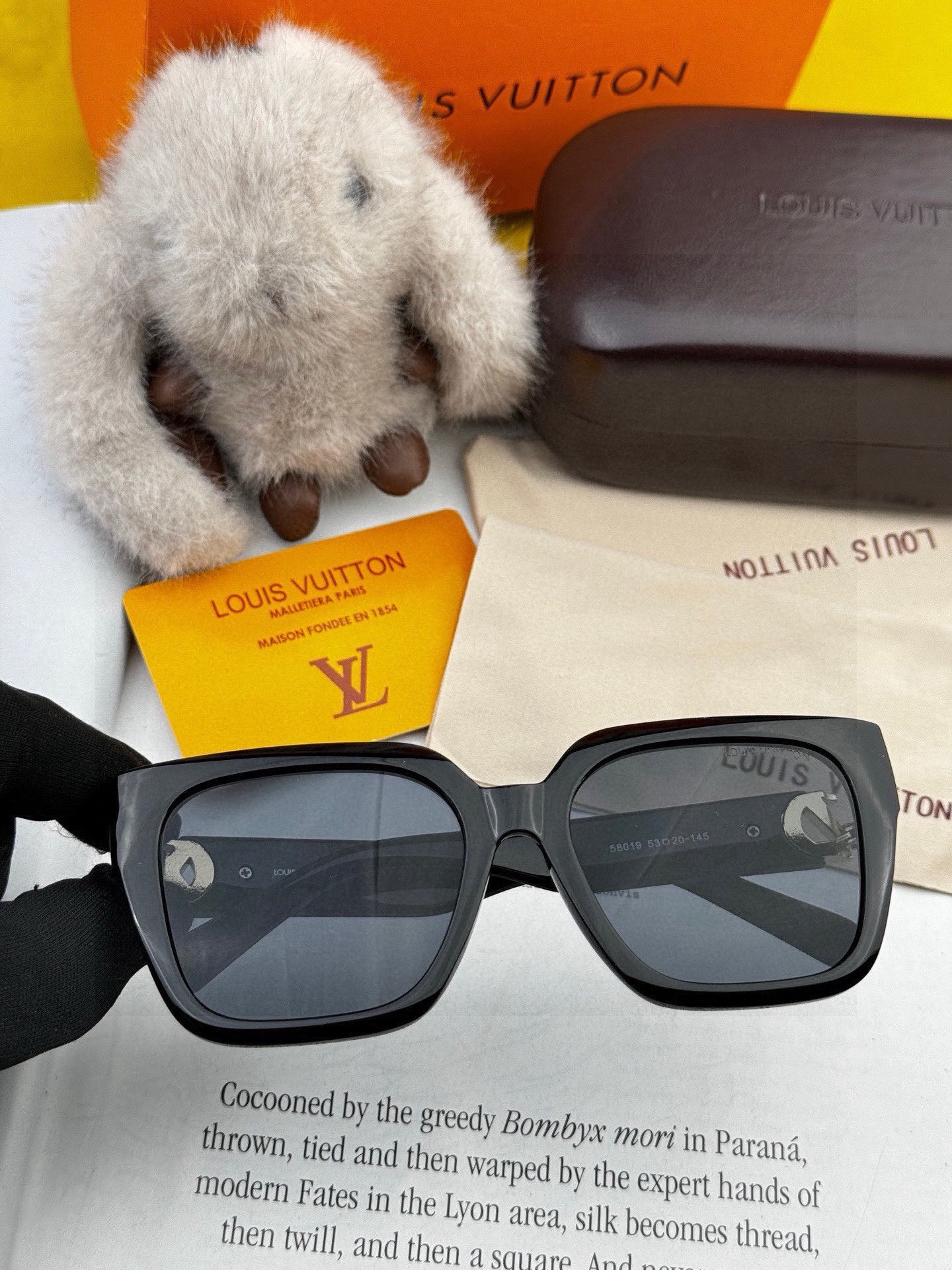 LV 新款女士方框太阳眼镜 开车墨镜 新款太阳镜  时尚大方 舒适轻盈 精致奢华 超轻 型号：L95801