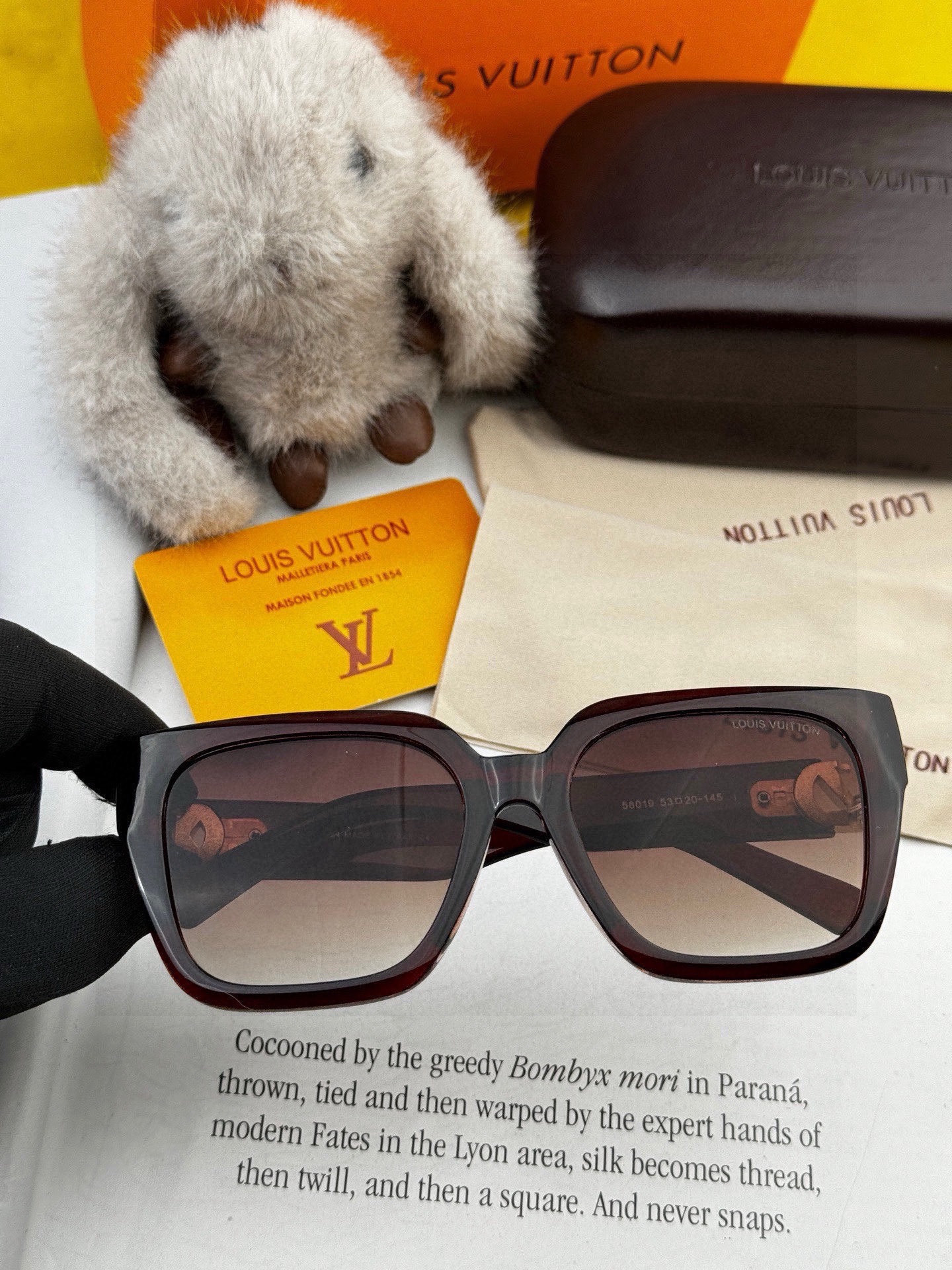 LV 新款女士方框太阳眼镜 开车墨镜 新款太阳镜  时尚大方 舒适轻盈 精致奢华 超轻 型号：L95801