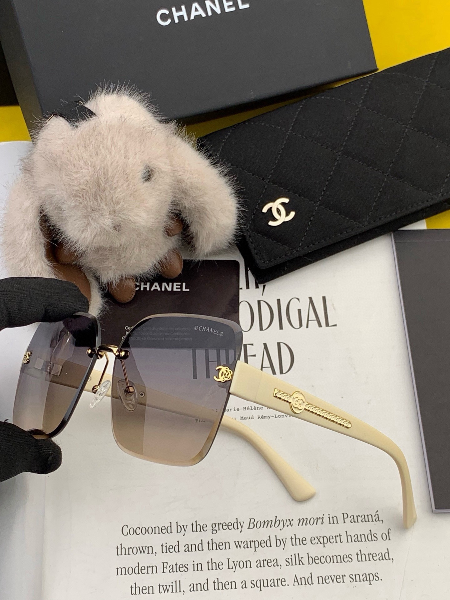 新品CHANEL 香奈儿太阳镜以独特魅力和前卫风格诠释春夏最新眼镜，质感超好佩带舒适 型号：CH0551