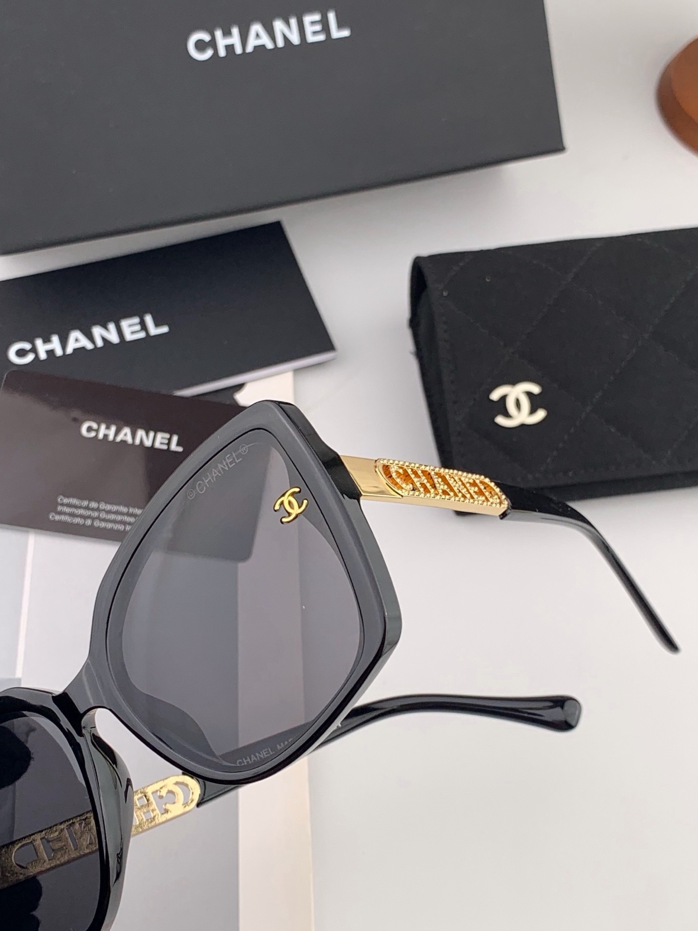 新品CHANEL 香奈儿太阳镜以独特魅力和前卫风格诠释春夏最新眼镜，质感超好佩带舒适 型号：CH2077 