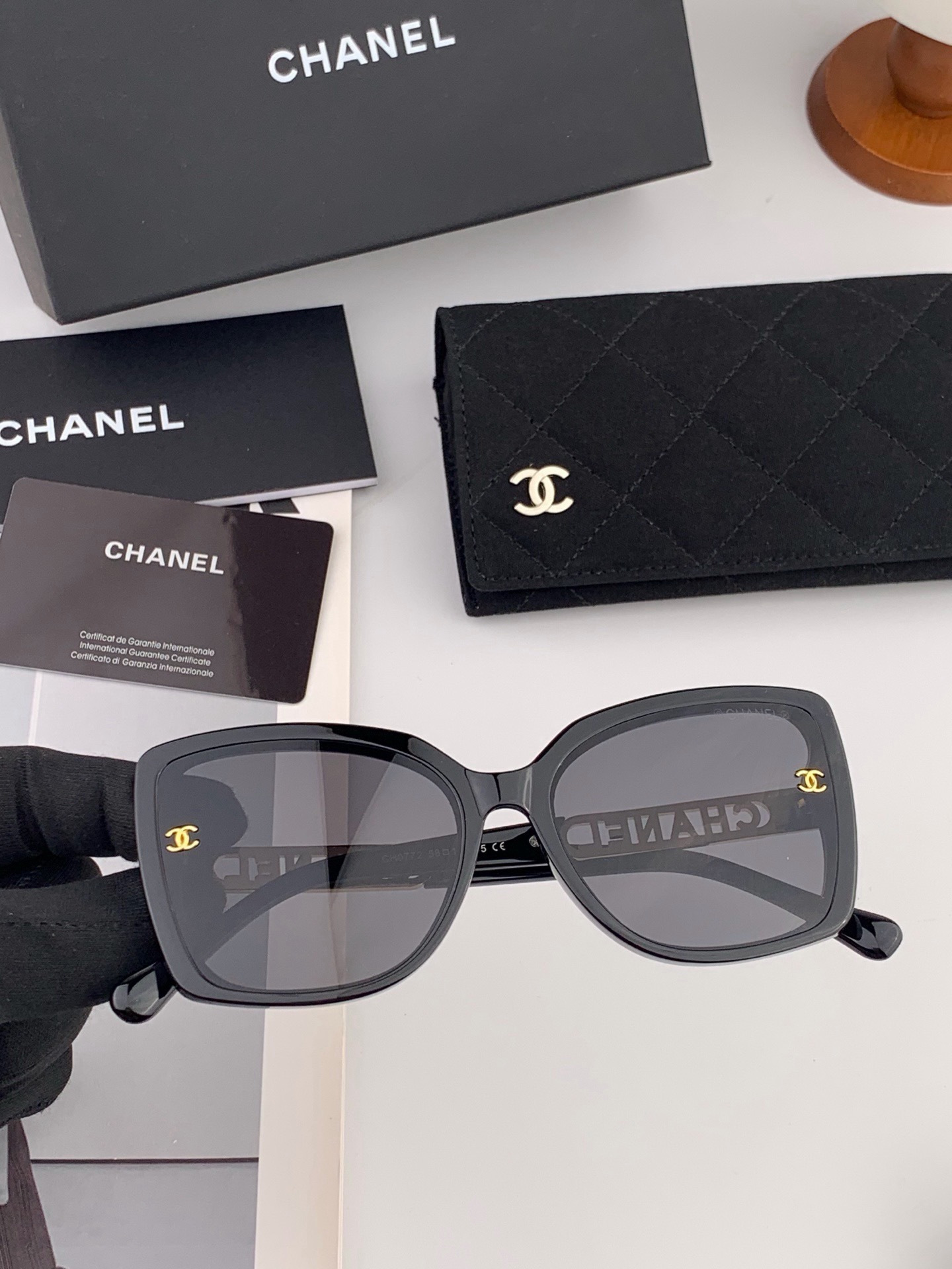 新品CHANEL 香奈儿太阳镜以独特魅力和前卫风格诠释春夏最新眼镜，质感超好佩带舒适 型号：CH2077 