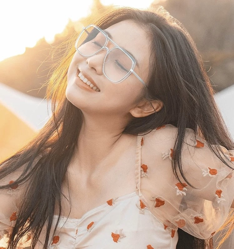 GUCC* 新款男女情侣款太阳iP电镀永不褪色 卖点：超轻超有弹性整幅眼镜片：高清尼龙偏光镜片 型号：G4642