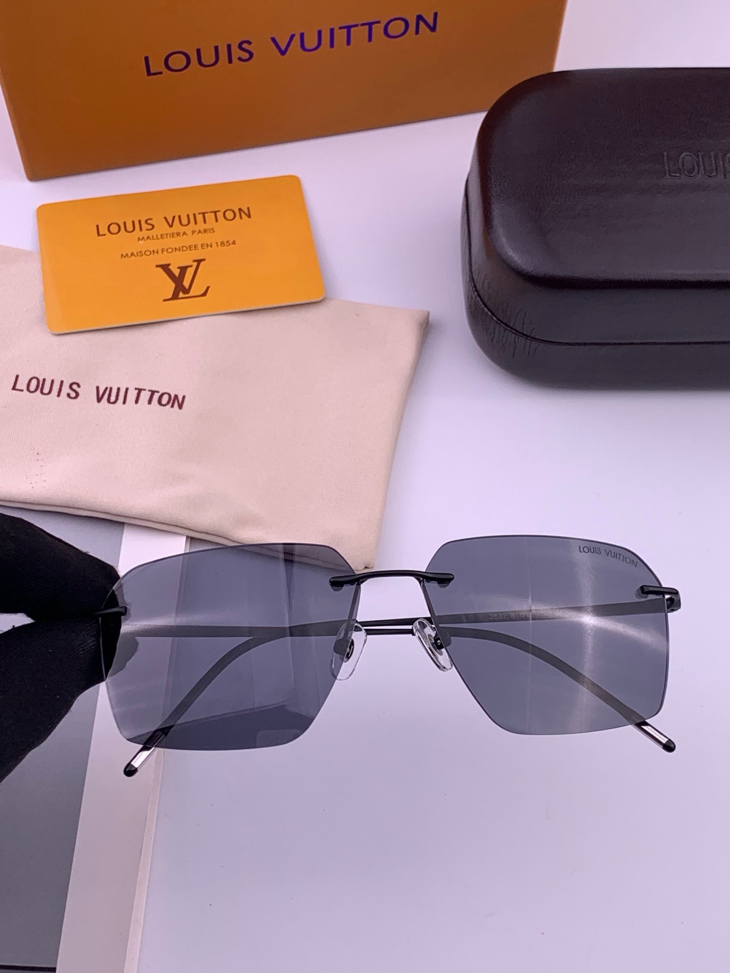 LV 男款炫彩飞行员偏光太阳镜 ❤️材质：高清尼龙加厚卡槽高清偏光镜片 🌹无边框镜架💕颜👍型号：L2253