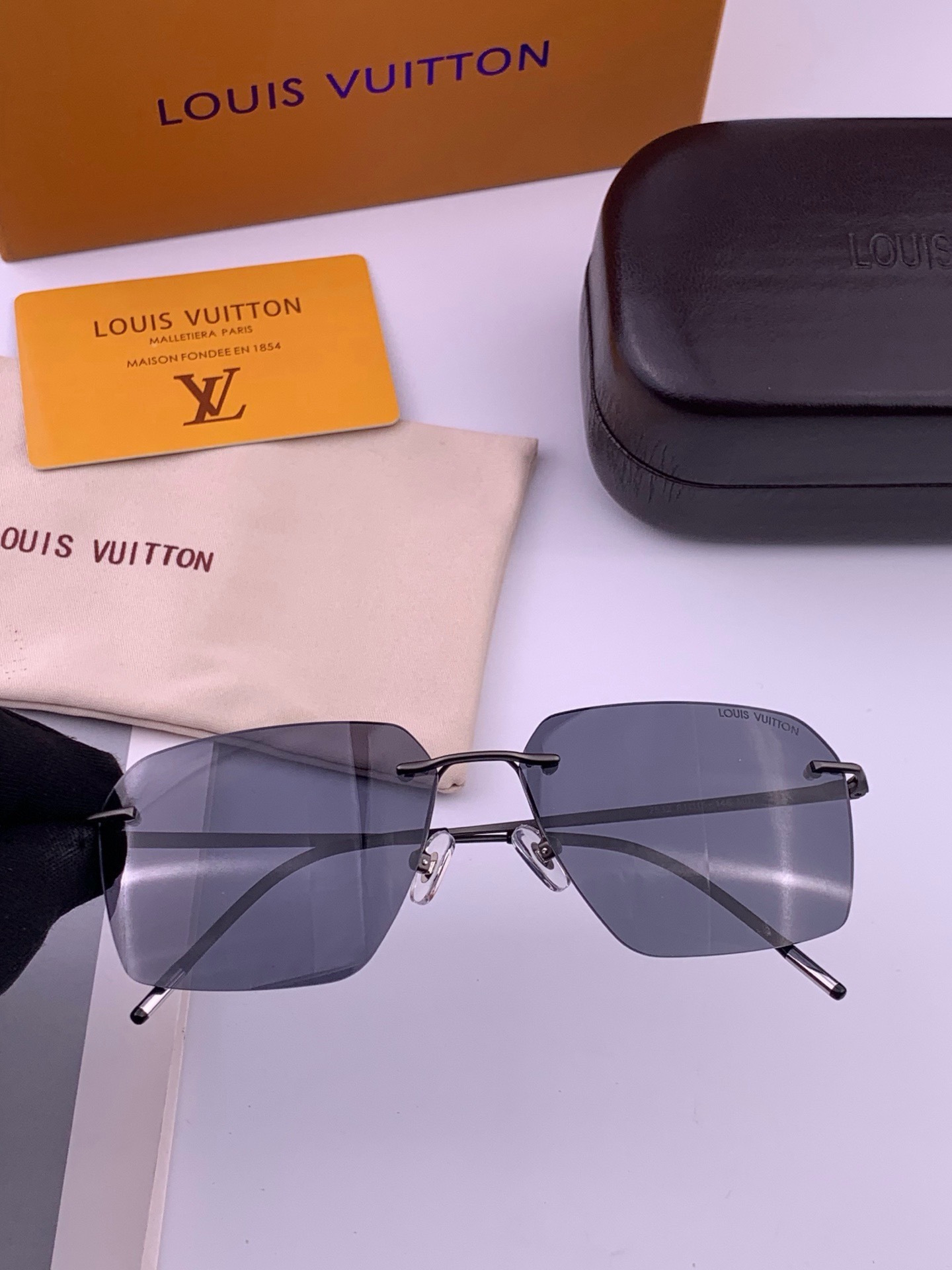 LV 男款炫彩飞行员偏光太阳镜 ❤️材质：高清尼龙加厚卡槽高清偏光镜片 🌹无边框镜架💕颜👍型号：L2253