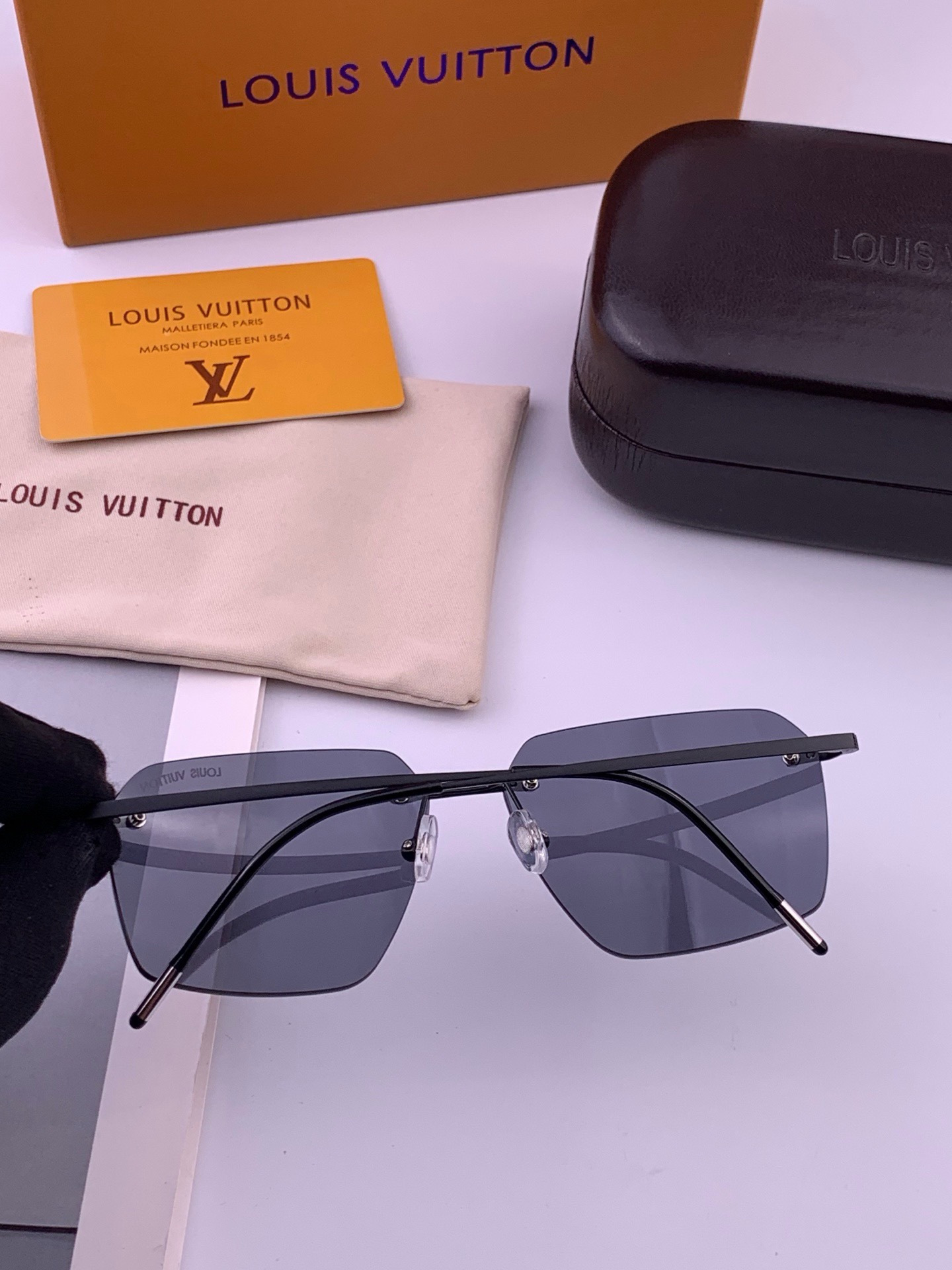 LV 男款炫彩飞行员偏光太阳镜 ❤️材质：高清尼龙加厚卡槽高清偏光镜片 🌹无边框镜架💕颜👍型号：L2253