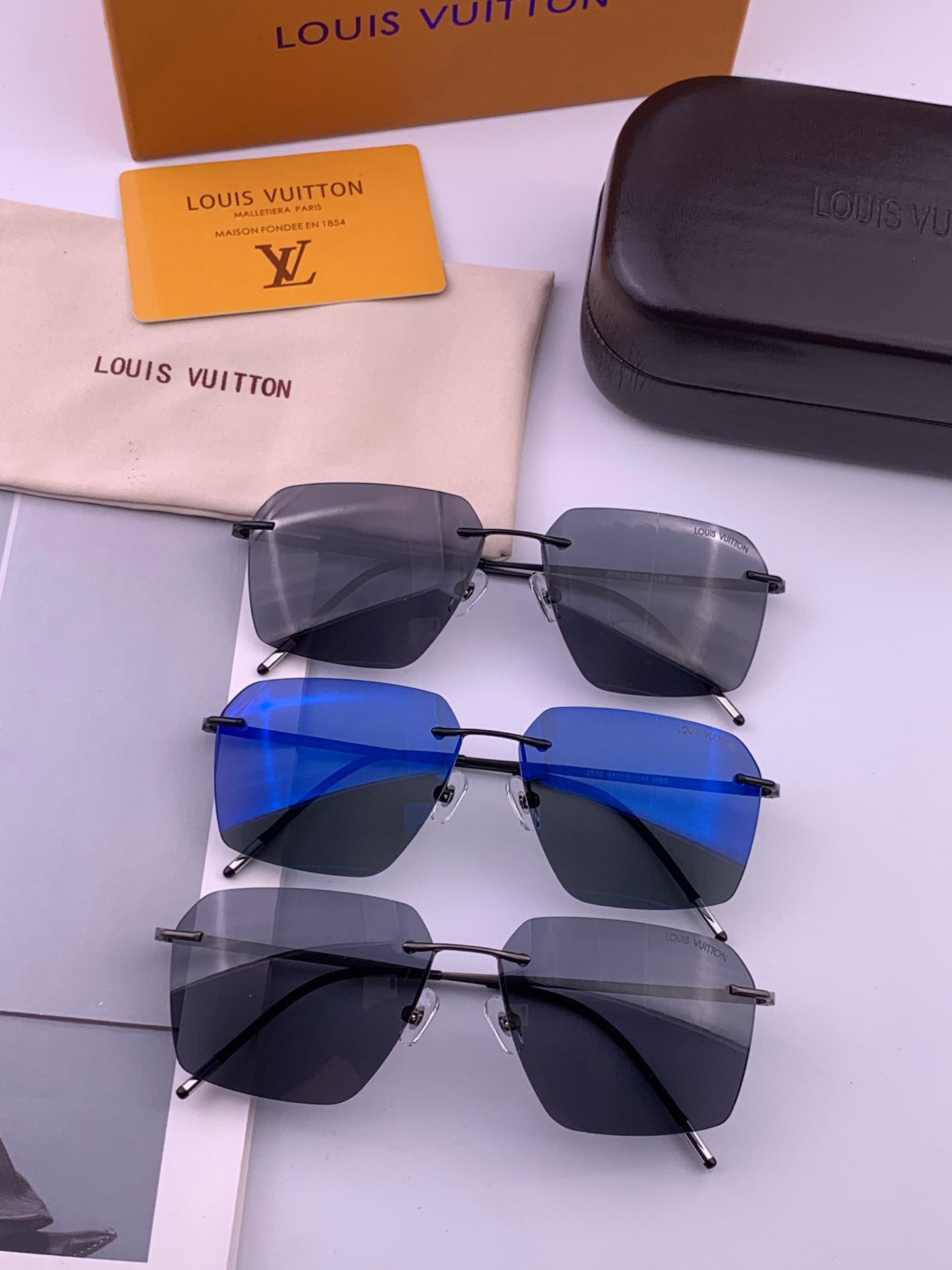 LV 男款炫彩飞行员偏光太阳镜 ❤️材质：高清尼龙加厚卡槽高清偏光镜片 🌹无边框镜架💕颜👍型号：L2253