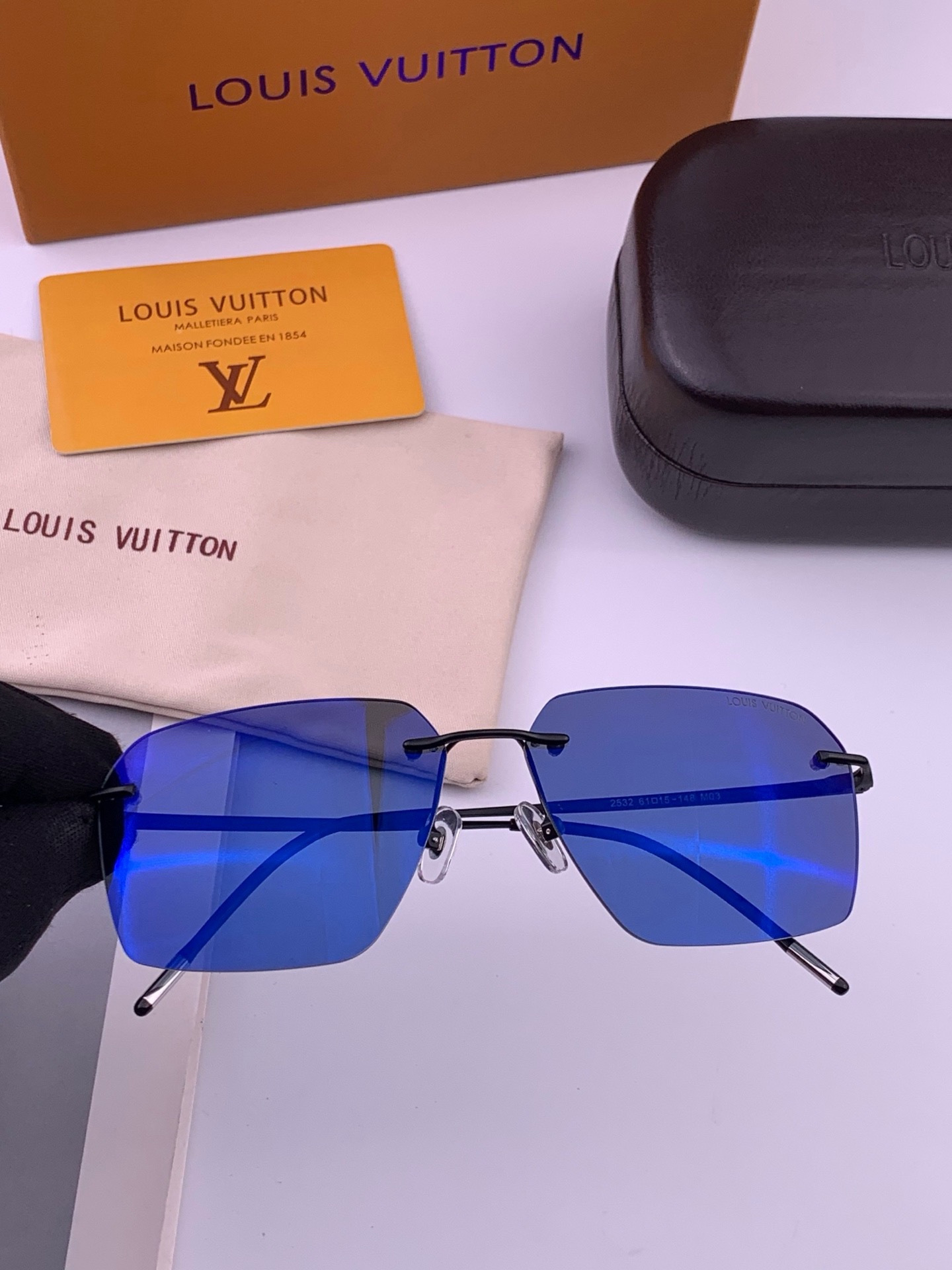 LV 男款炫彩飞行员偏光太阳镜 ❤️材质：高清尼龙加厚卡槽高清偏光镜片 🌹无边框镜架💕颜👍型号：L2253
