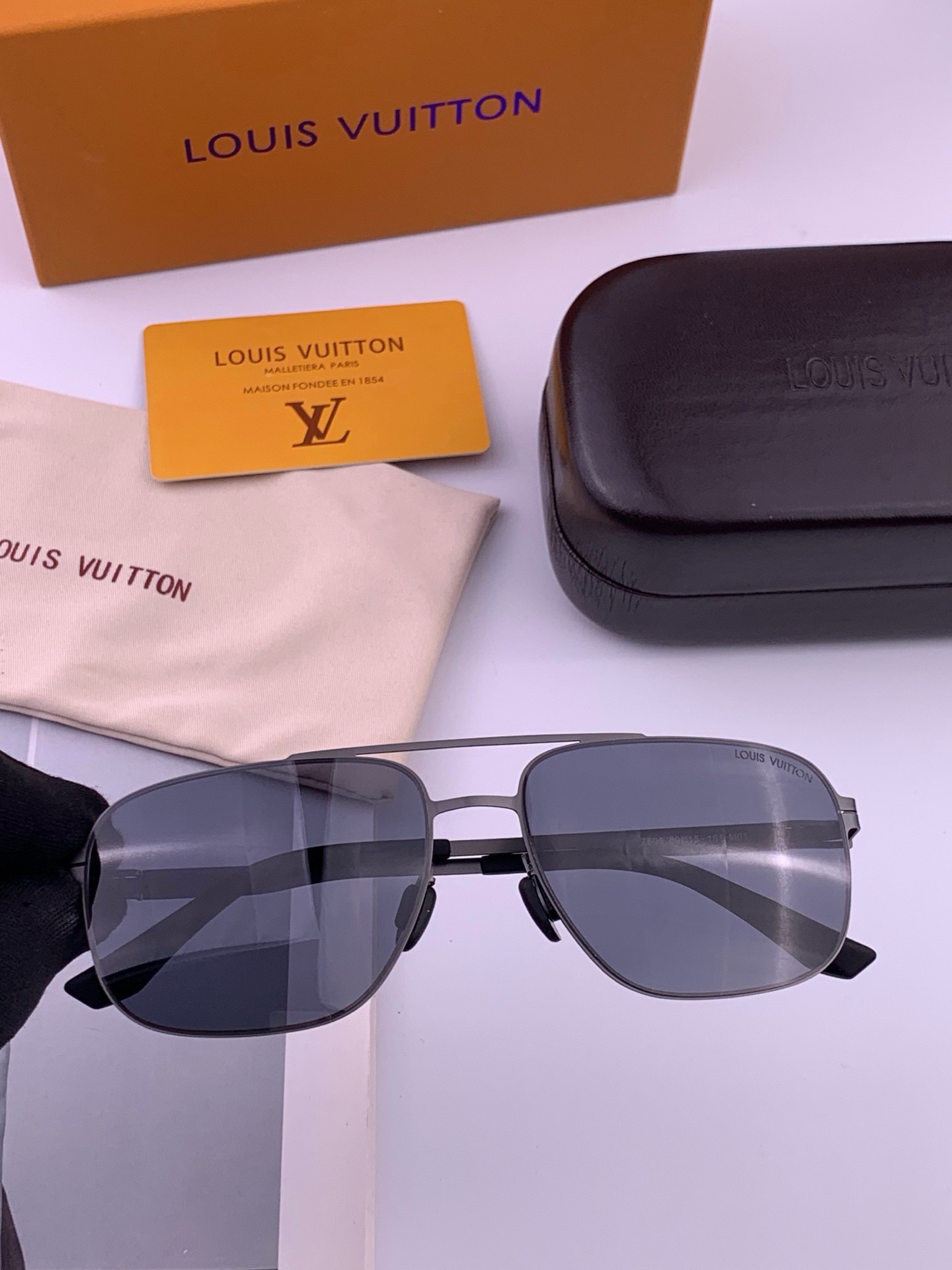 ♦️LV 新款男女情侣款太阳镜多边形墨镜iP电镀永不褪色 超轻超有弹性整幅眼镜无螺丝重要的是压不坏 高清尼龙镜片、精湛的