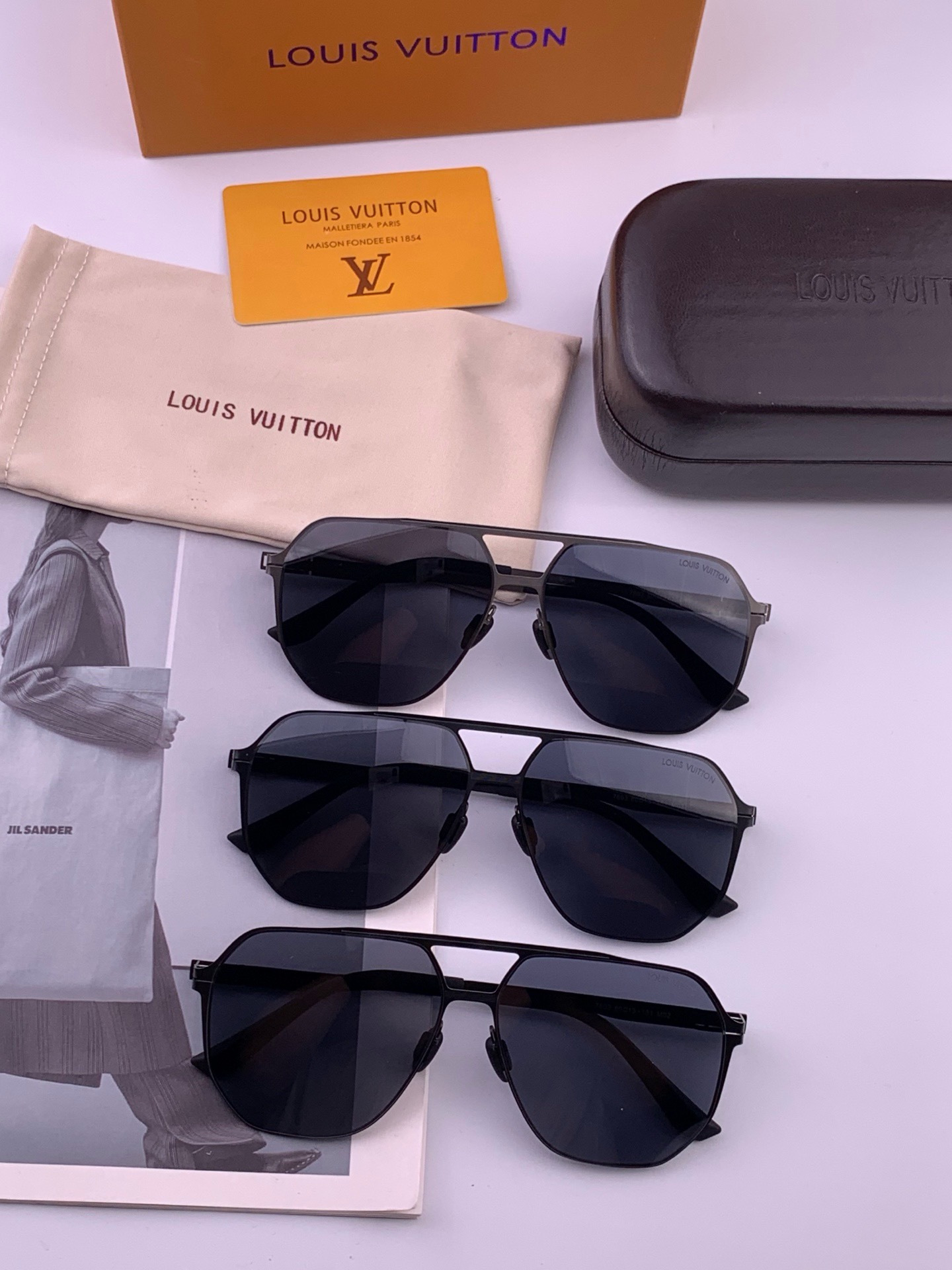 ♦️LV 新款男女情侣款太阳镜多边形墨镜iP电镀永不褪色 超轻超有弹性整幅眼镜无螺丝重要的是压不坏 高清尼龙镜片、精湛的