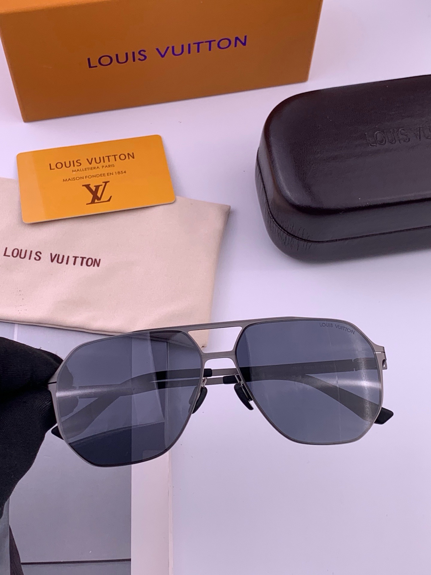 ♦️LV 新款男女情侣款太阳镜多边形墨镜iP电镀永不褪色 超轻超有弹性整幅眼镜无螺丝重要的是压不坏 高清尼龙镜片、精湛的