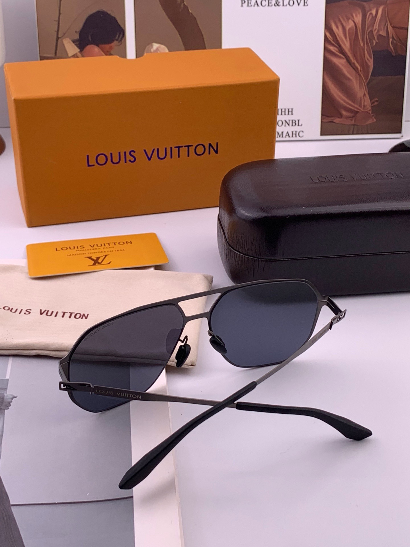 ♦️LV 新款男女情侣款太阳镜多边形墨镜iP电镀永不褪色 超轻超有弹性整幅眼镜无螺丝重要的是压不坏 高清尼龙镜片、精湛的