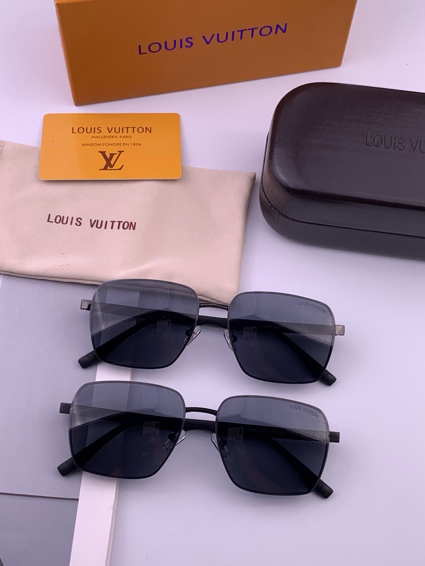LV 男款炫彩飞行员偏光太阳镜 ❤️材质：高清尼龙加厚卡槽高清偏光镜片 🌹无边框镜架💕颜👍型号：L5253