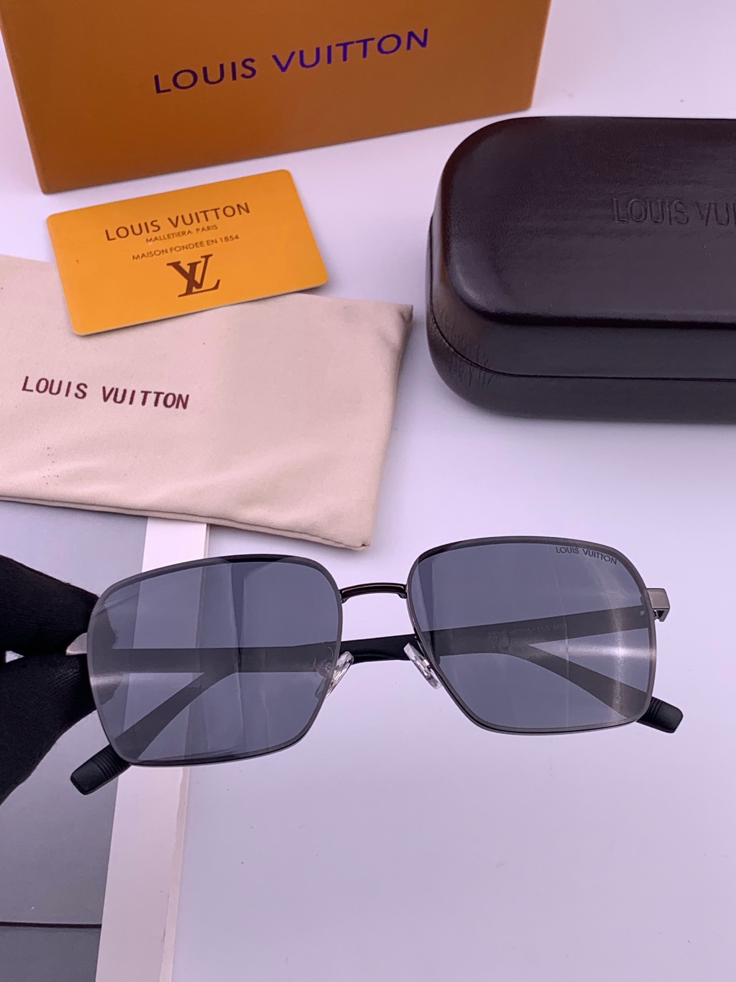 LV 男款炫彩飞行员偏光太阳镜 ❤️材质：高清尼龙加厚卡槽高清偏光镜片 🌹无边框镜架💕颜👍型号：L5253