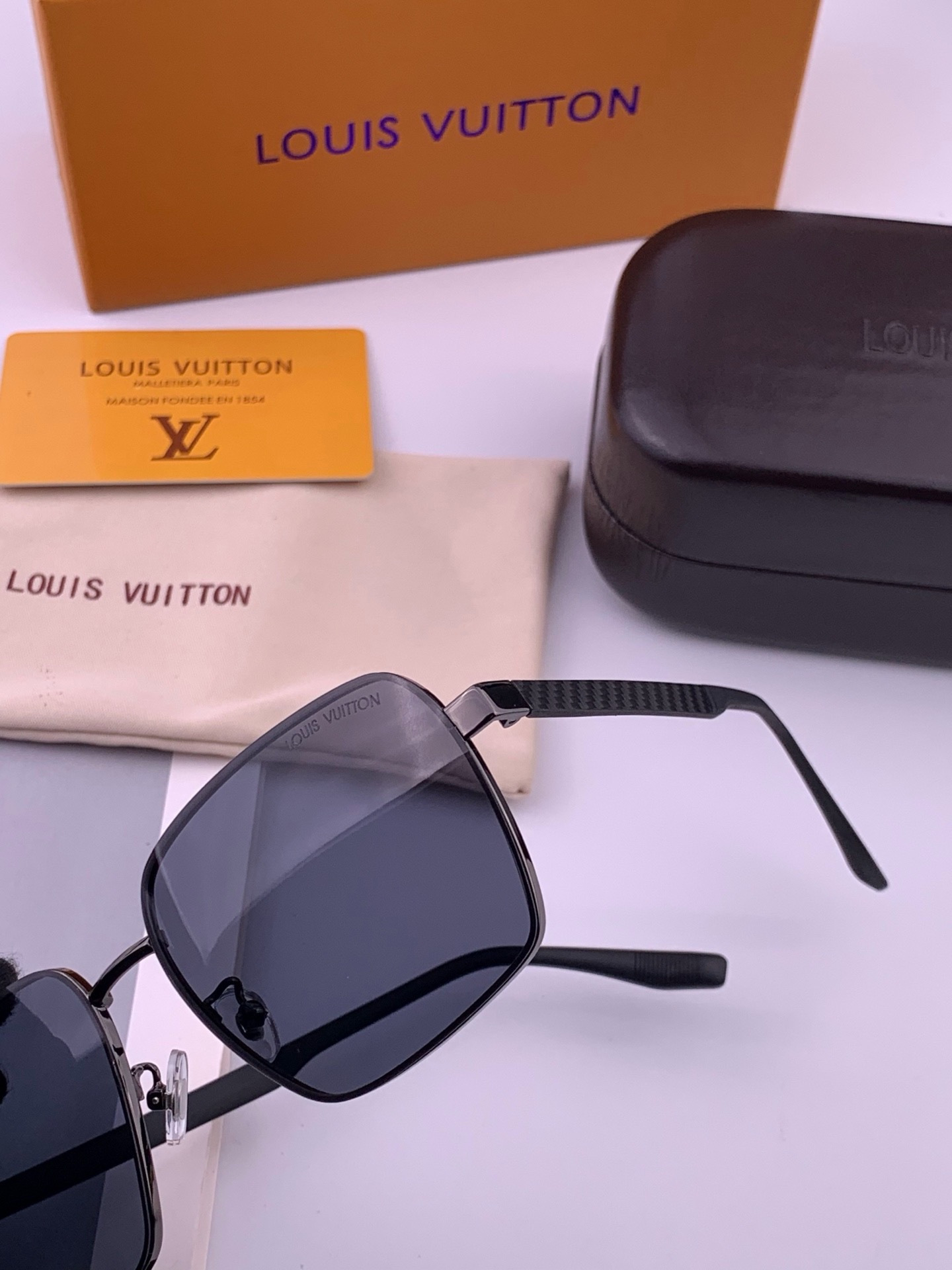 LV 男款炫彩飞行员偏光太阳镜 ❤️材质：高清尼龙加厚卡槽高清偏光镜片 🌹无边框镜架💕颜👍型号：L5253