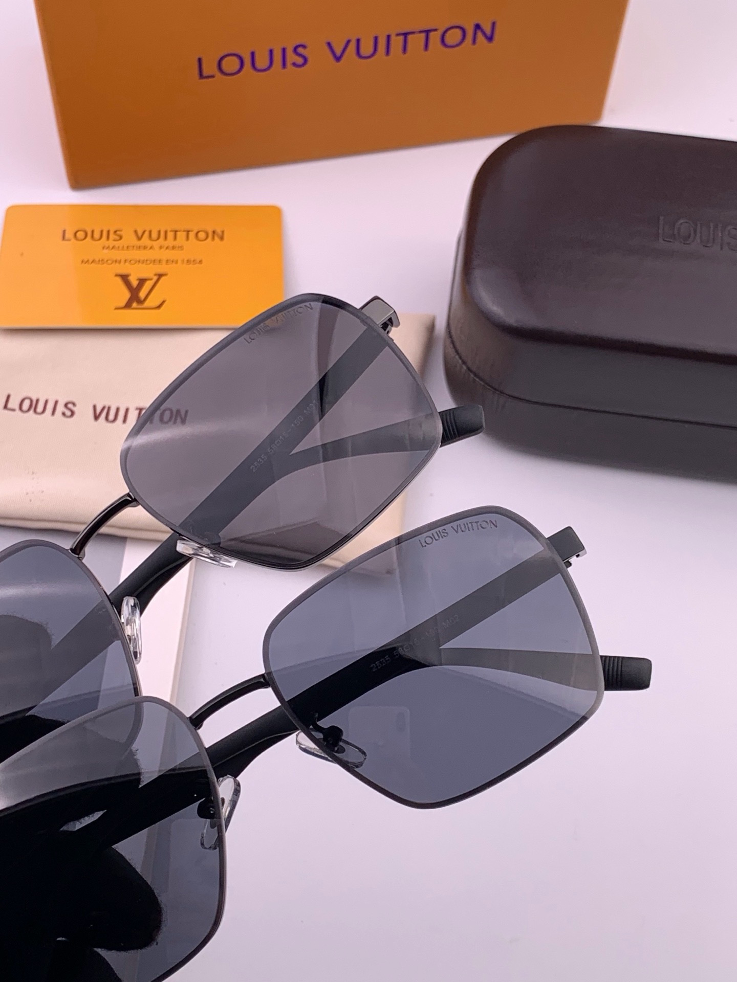 LV 男款炫彩飞行员偏光太阳镜 ❤️材质：高清尼龙加厚卡槽高清偏光镜片 🌹无边框镜架💕颜👍型号：L5253