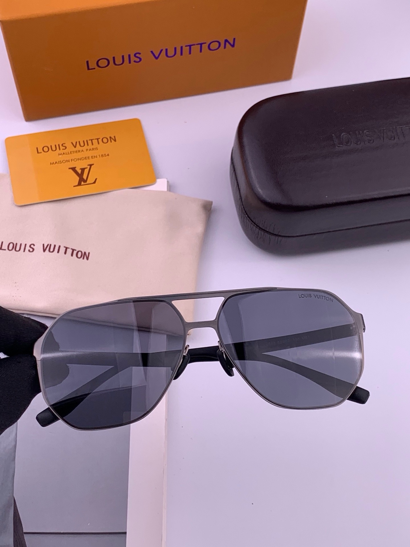 LV 男款炫彩飞行员偏光太阳镜 ❤️材质：高清尼龙加厚卡槽高清偏光镜片 🌹无边框镜架💕颜👍型号：L3252