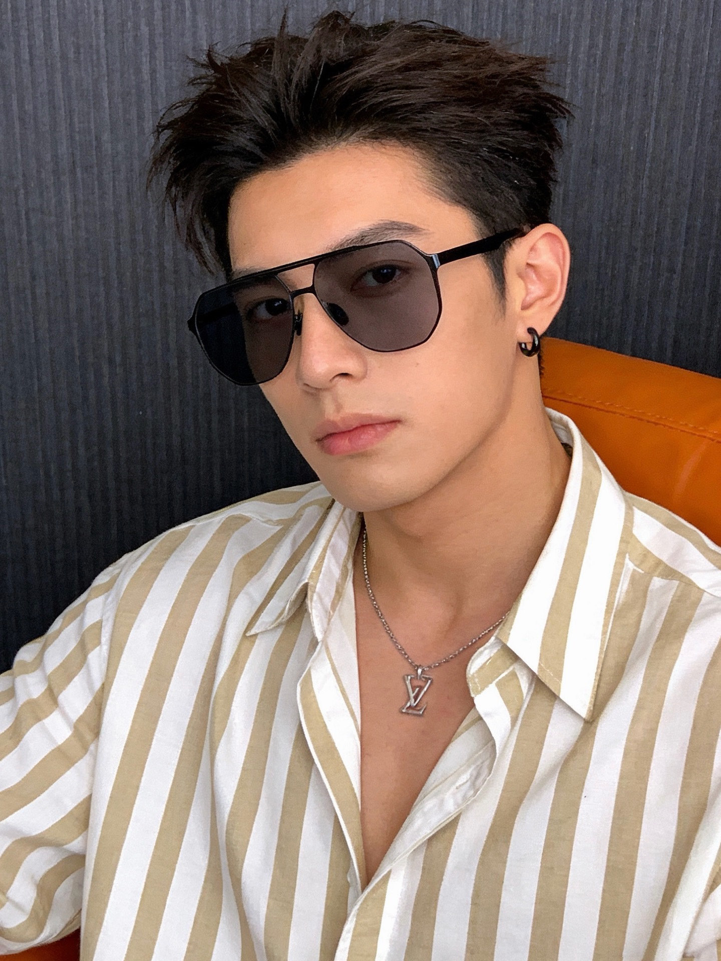 LV 男款炫彩飞行员偏光太阳镜 ❤️材质:高清尼龙加厚卡槽高清偏光镜片 🌹无边框镜架💕颜👍型号:L3252 LV 男款炫彩飞行员偏光太阳镜 ❤️材质:高清尼龙加厚卡槽高清偏光镜片 🌹无边框镜架💕颜👍型号:L3252