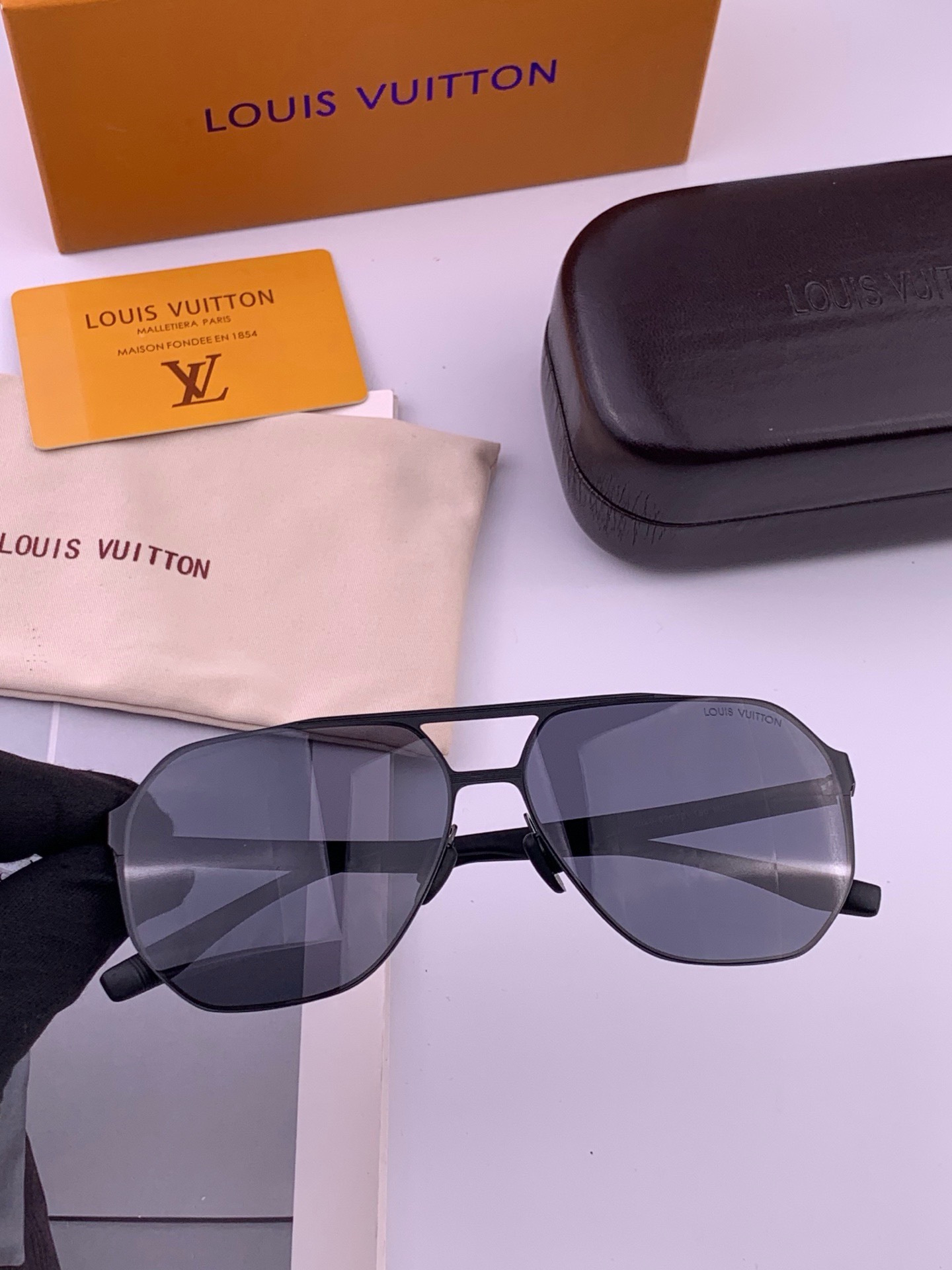 LV 男款炫彩飞行员偏光太阳镜 ❤️材质：高清尼龙加厚卡槽高清偏光镜片 🌹无边框镜架💕颜👍型号：L3252