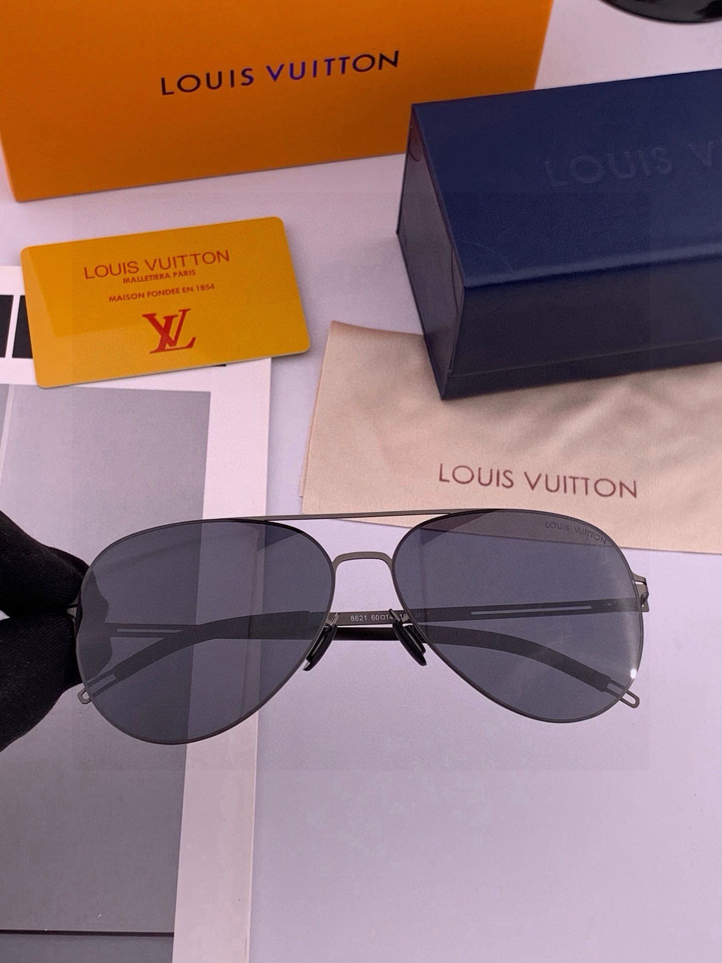 ♦️LV 新款男女情侣款太阳镜多边形墨镜iP电镀永不褪色 超轻超有弹性整幅眼镜无螺丝重要的是压不坏 高清尼龙镜片、精湛的