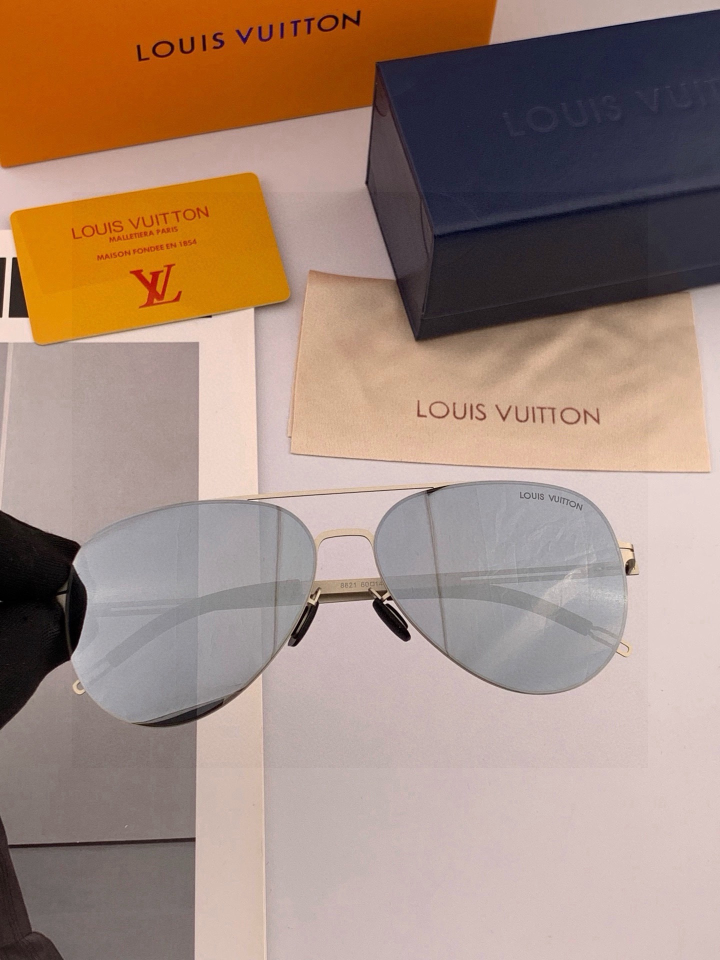 ♦️LV 新款男女情侣款太阳镜多边形墨镜iP电镀永不褪色 超轻超有弹性整幅眼镜无螺丝重要的是压不坏 高清尼龙镜片、精湛的