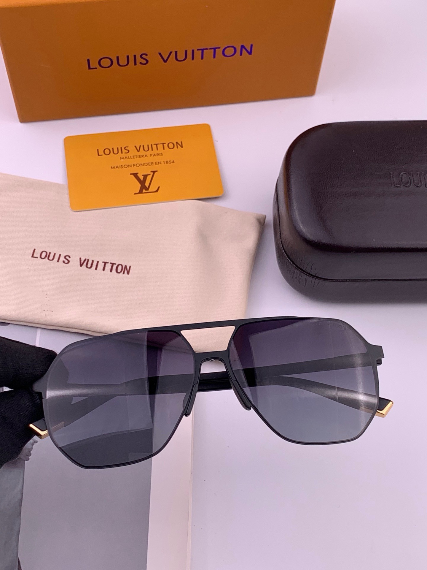 LV 男款炫彩飞行员偏光太阳镜 ❤️材质：高清尼龙加厚卡槽高清偏光镜片 🌹无边框镜架💕颜👍型号：L3250