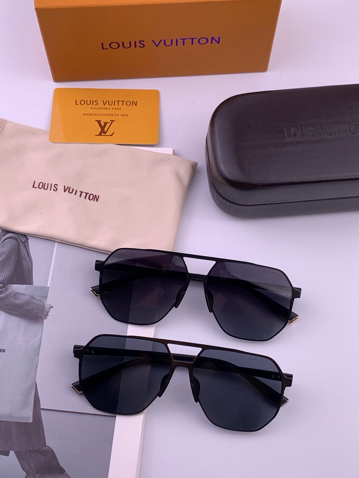 LV 男款炫彩飞行员偏光太阳镜 ❤️材质：高清尼龙加厚卡槽高清偏光镜片 🌹无边框镜架💕颜👍型号：L3250