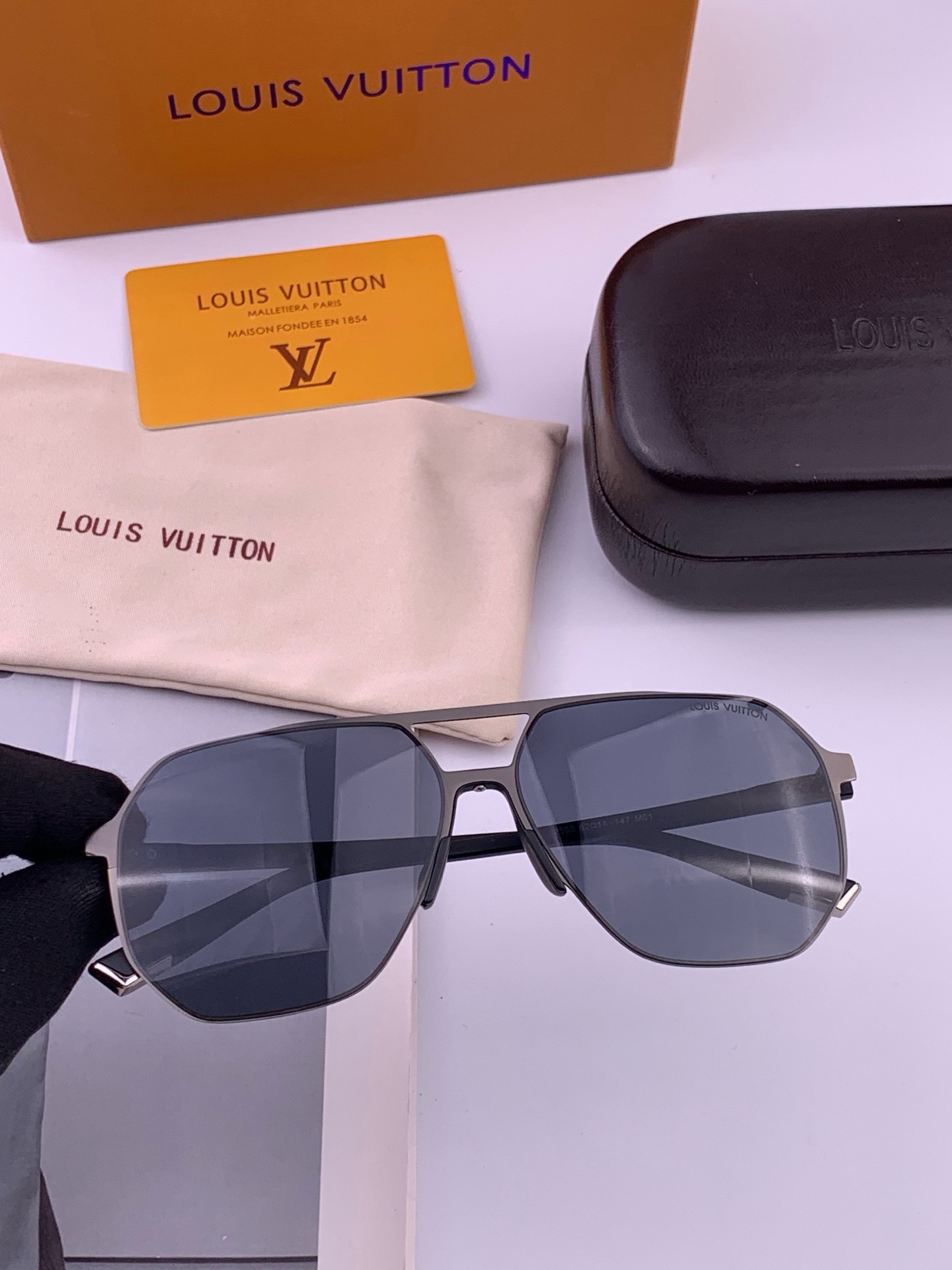 LV 男款炫彩飞行员偏光太阳镜 ❤️材质：高清尼龙加厚卡槽高清偏光镜片 🌹无边框镜架💕颜👍型号：L3250