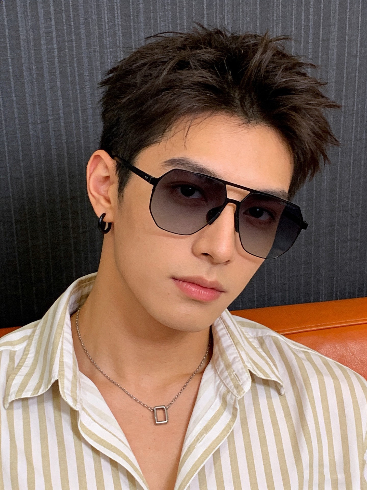 LV 男款炫彩飞行员偏光太阳镜 ❤️材质:高清尼龙加厚卡槽高清偏光镜片 🌹无边框镜架💕颜👍型号:L3250 LV 男款炫彩飞行员偏光太阳镜 ❤️材质:高清尼龙加厚卡槽高清偏光镜片 🌹无边框镜架💕颜👍型号:L3250