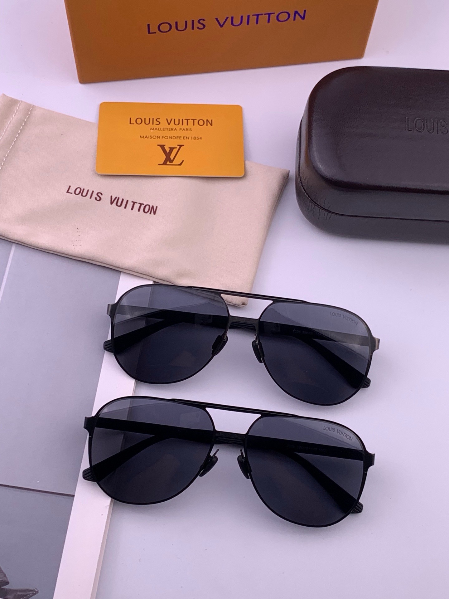LV 男款炫彩飞行员偏光太阳镜 ❤️材质：高清尼龙加厚卡槽高清偏光镜片 🌹无边框镜架💕颜👍型号：L5229