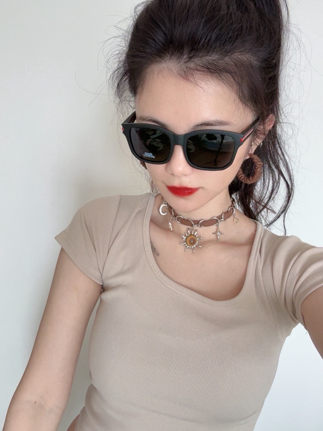 NO:951797,Prada square-frame sunglasses have a classic square-frame design that doesn’t matter the shape of your face. They look very classy whether paired with a coat or a dress. Prevent ultraviolet rays. Model model glasses, sunglasses, sunglasses, glasses, prada, skirts19860909普拉达 方框太阳镜墨镜经典的方框设计,不挑脸型,无论搭配大衣还是连衣裙都非常显气质 预防紫外线 型号型号眼镜墨镜太阳镜,眼镜,prada,skirts,glasses