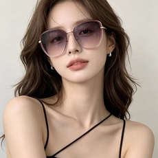 【尼龙偏光系列】GUCCI太阳镜墨圆框设计,不挑脸型,无论搭配大衣还是连衣裙都非常显气质偏光镜片预防紫外线 型号:G4 【尼龙偏光系列】GUCCI太阳镜墨圆框设计,不挑脸型,无论搭配大衣还是连衣裙都非常显气质偏光镜片预防紫外线 型号:G4