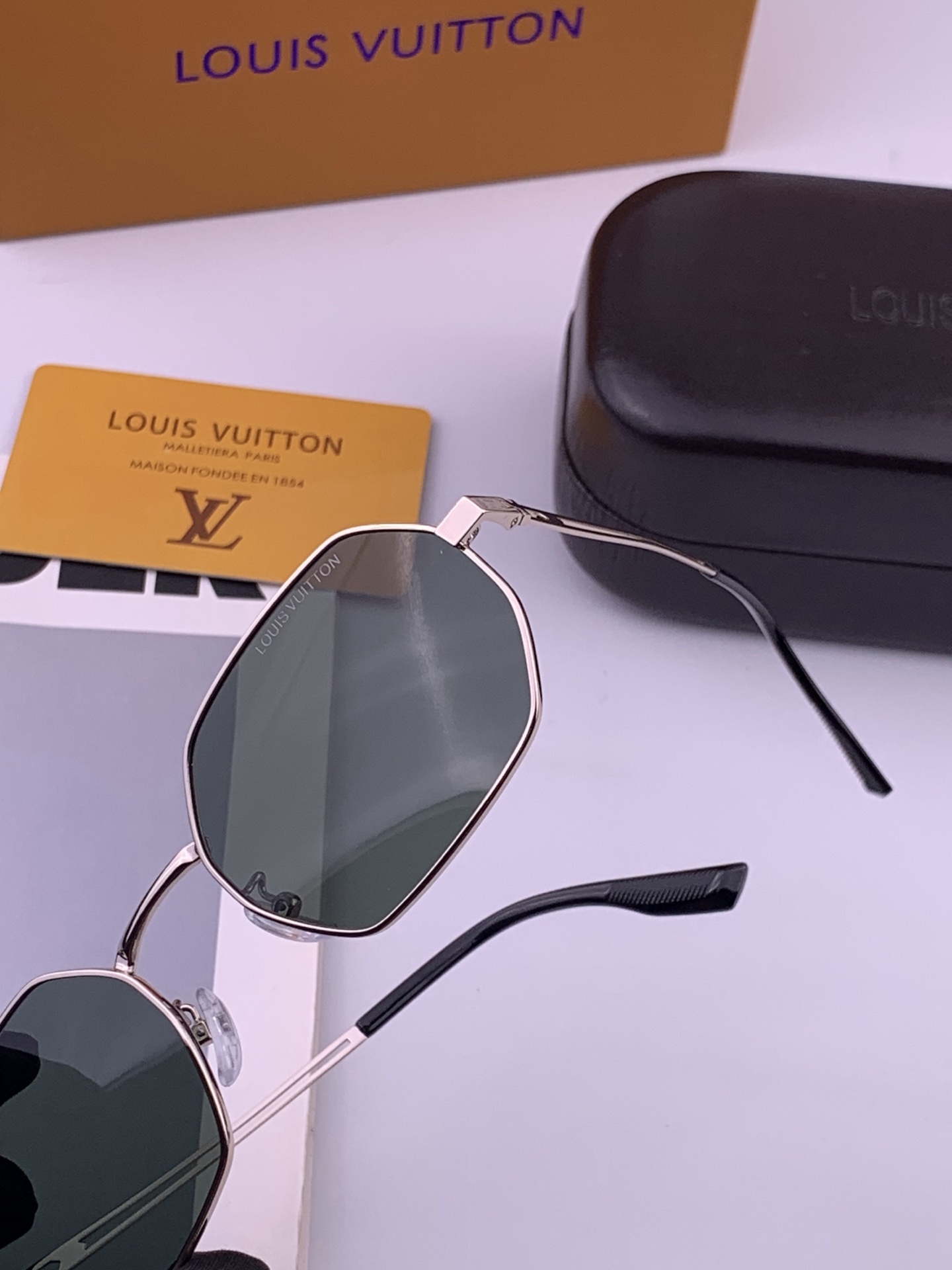 Lv 。  高品质男女款墨镜   👍 进口宝丽来偏光镜片  。蛤蟆镜 开车钓鱼都可 。百搭显瘦墨镜韩版男士飞行员大框司机