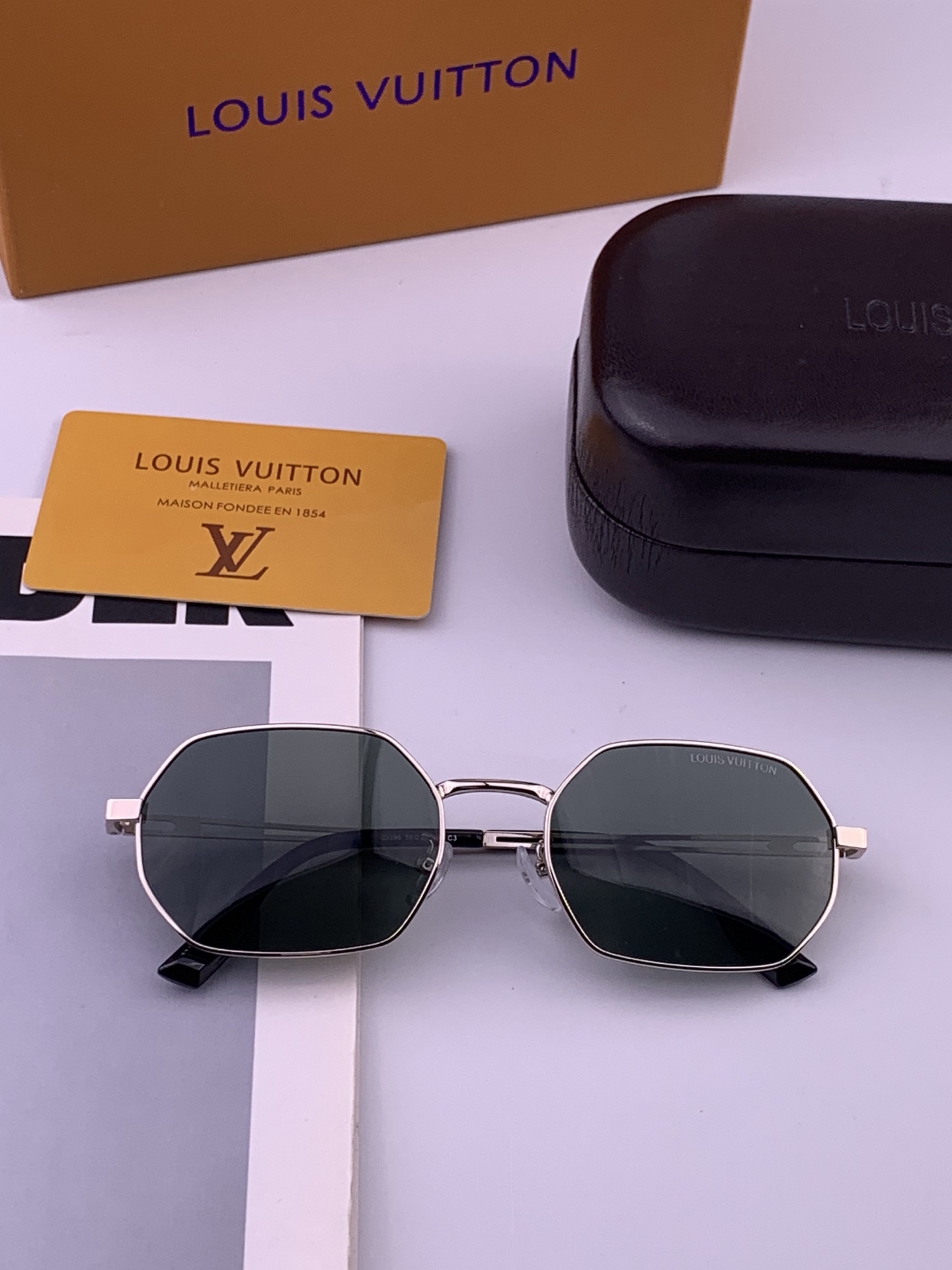 Lv 。  高品质男女款墨镜   👍 进口宝丽来偏光镜片  。蛤蟆镜 开车钓鱼都可 。百搭显瘦墨镜韩版男士飞行员大框司机
