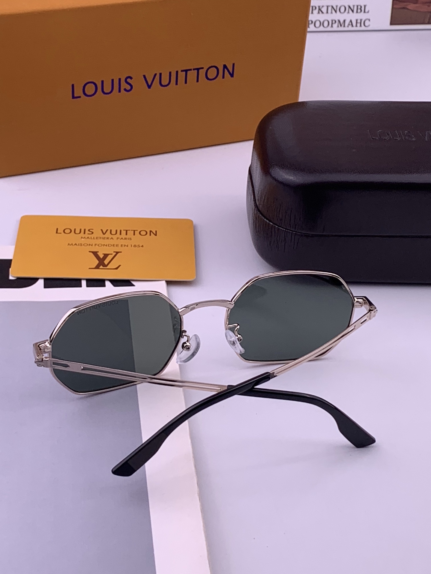 Lv 。  高品质男女款墨镜   👍 进口宝丽来偏光镜片  。蛤蟆镜 开车钓鱼都可 。百搭显瘦墨镜韩版男士飞行员大框司机