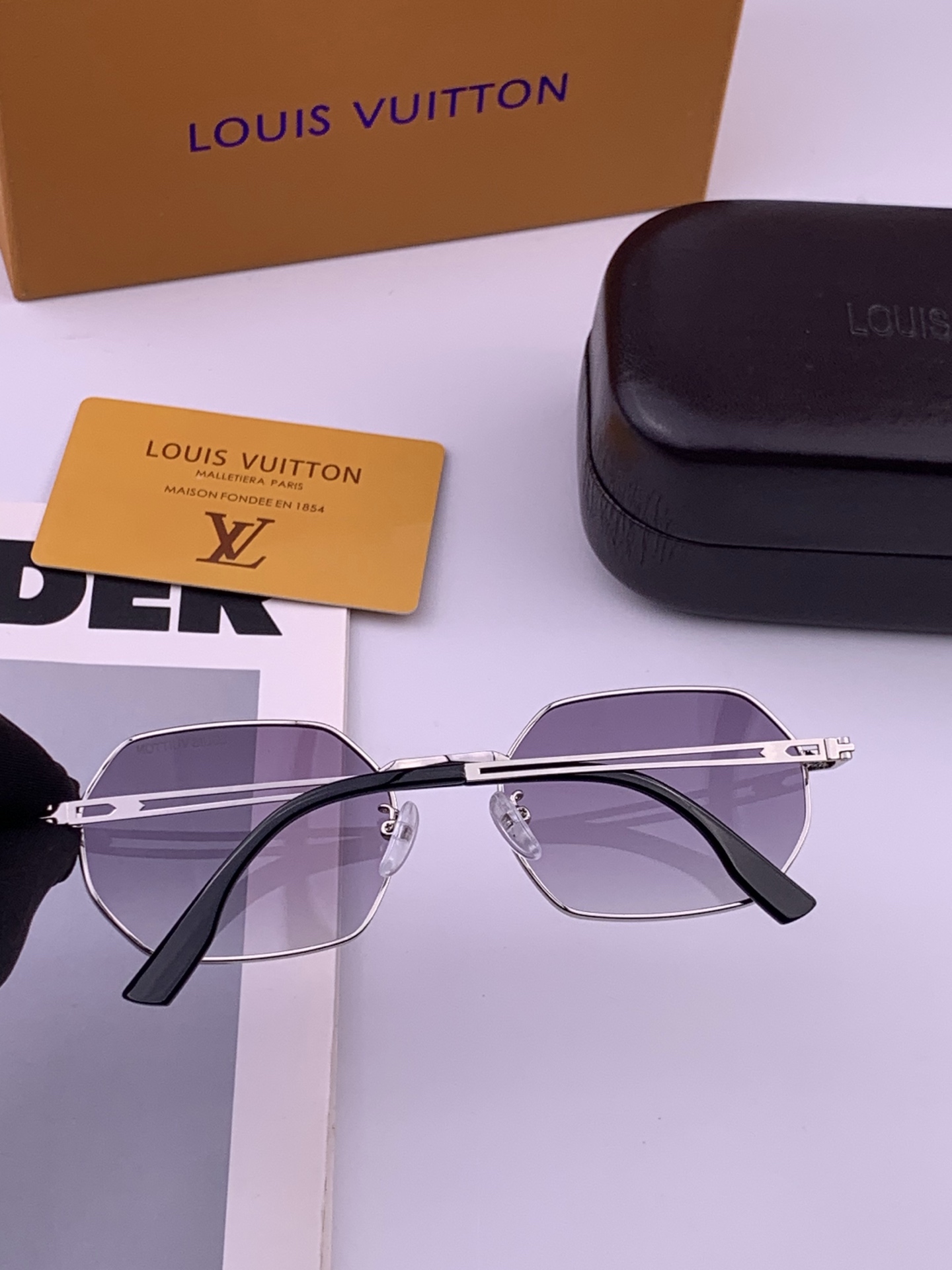 Lv 。  高品质男女款墨镜   👍 进口宝丽来偏光镜片  。蛤蟆镜 开车钓鱼都可 。百搭显瘦墨镜韩版男士飞行员大框司机