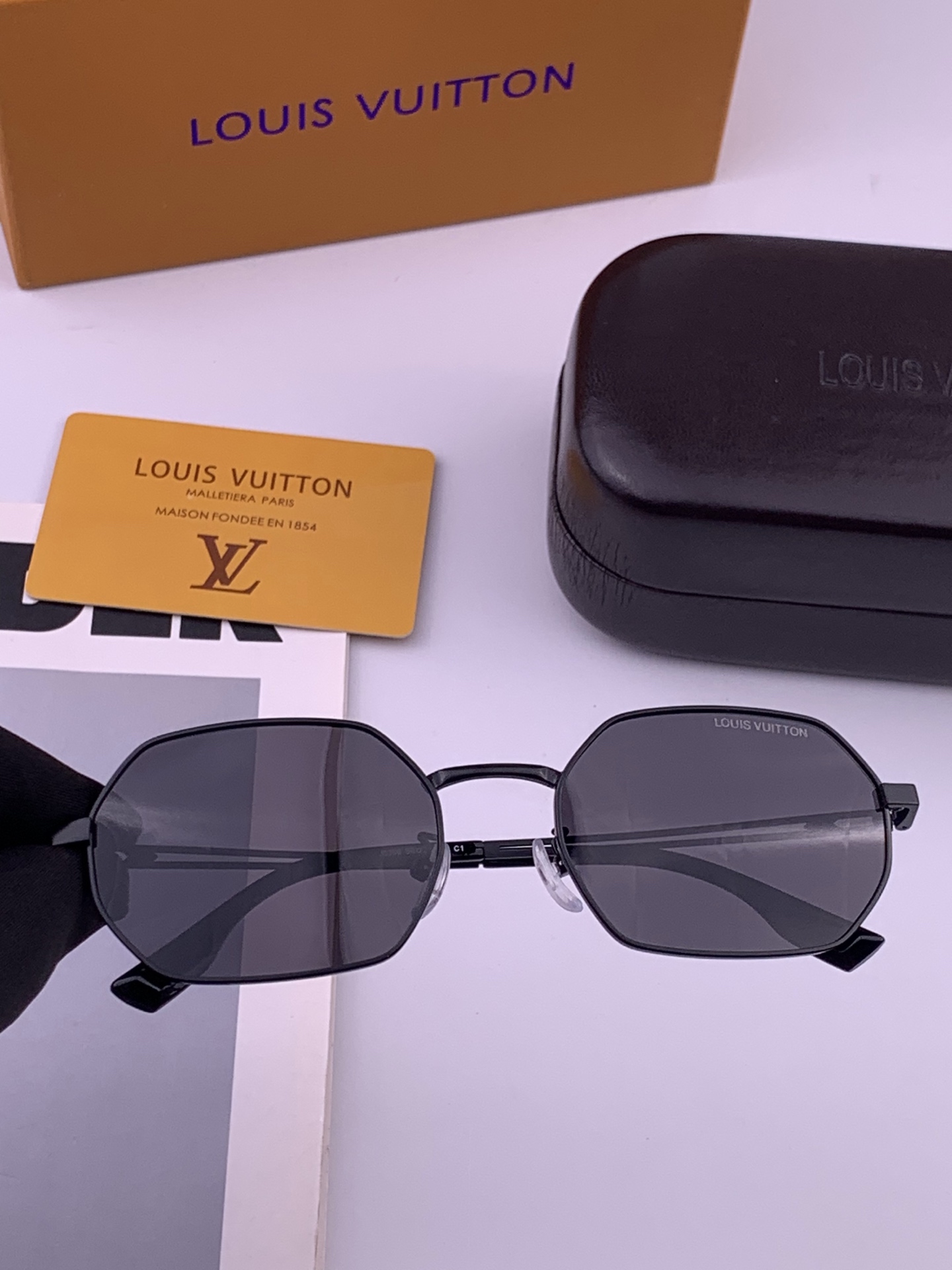 Lv 。  高品质男女款墨镜   👍 进口宝丽来偏光镜片  。蛤蟆镜 开车钓鱼都可 。百搭显瘦墨镜韩版男士飞行员大框司机