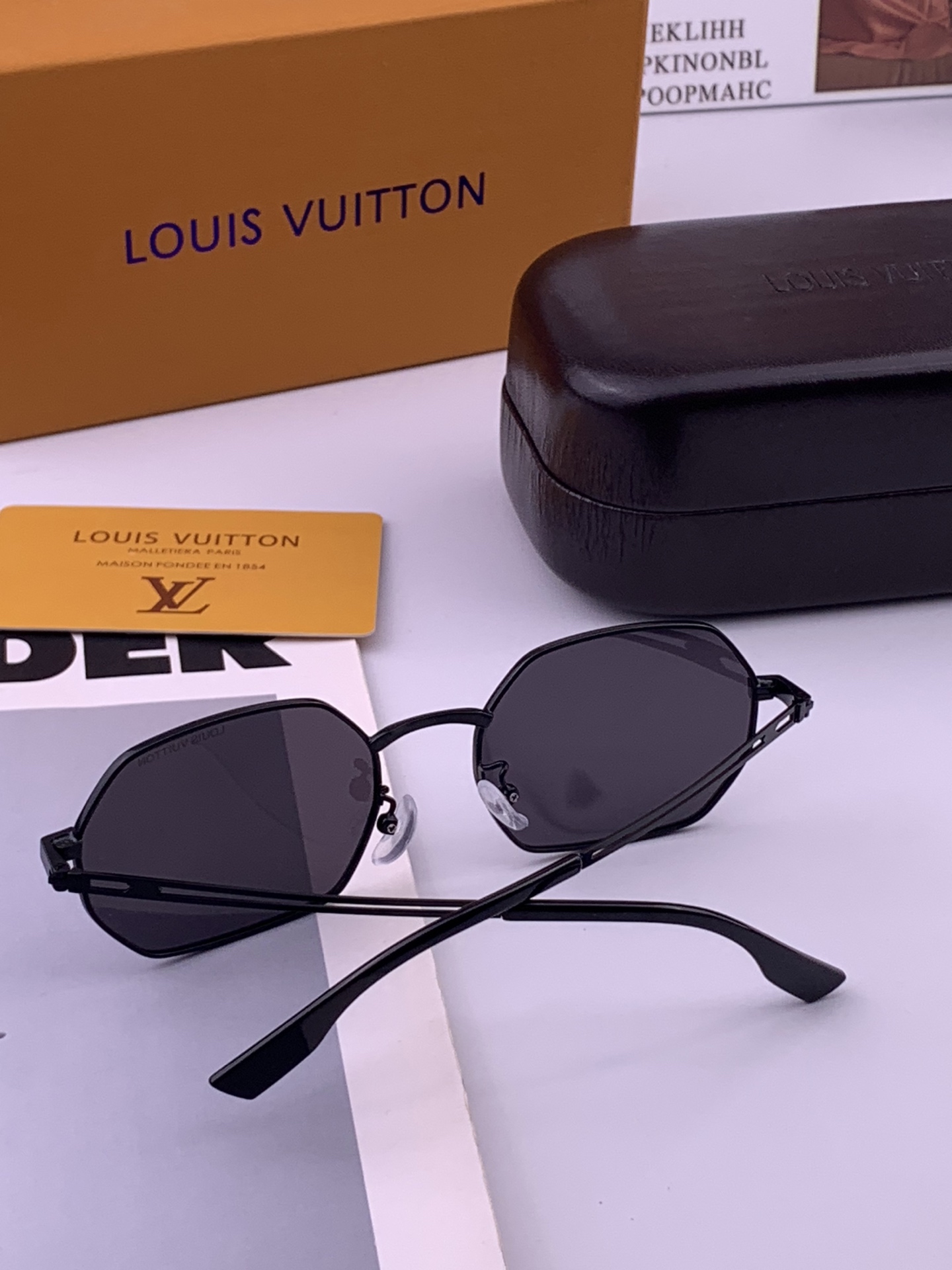 Lv 。  高品质男女款墨镜   👍 进口宝丽来偏光镜片  。蛤蟆镜 开车钓鱼都可 。百搭显瘦墨镜韩版男士飞行员大框司机