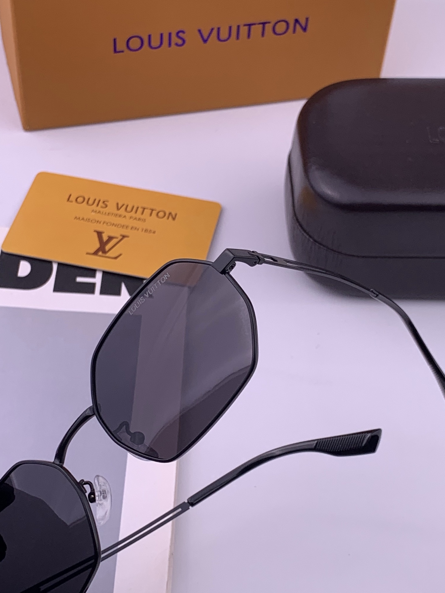 Lv 。  高品质男女款墨镜   👍 进口宝丽来偏光镜片  。蛤蟆镜 开车钓鱼都可 。百搭显瘦墨镜韩版男士飞行员大框司机