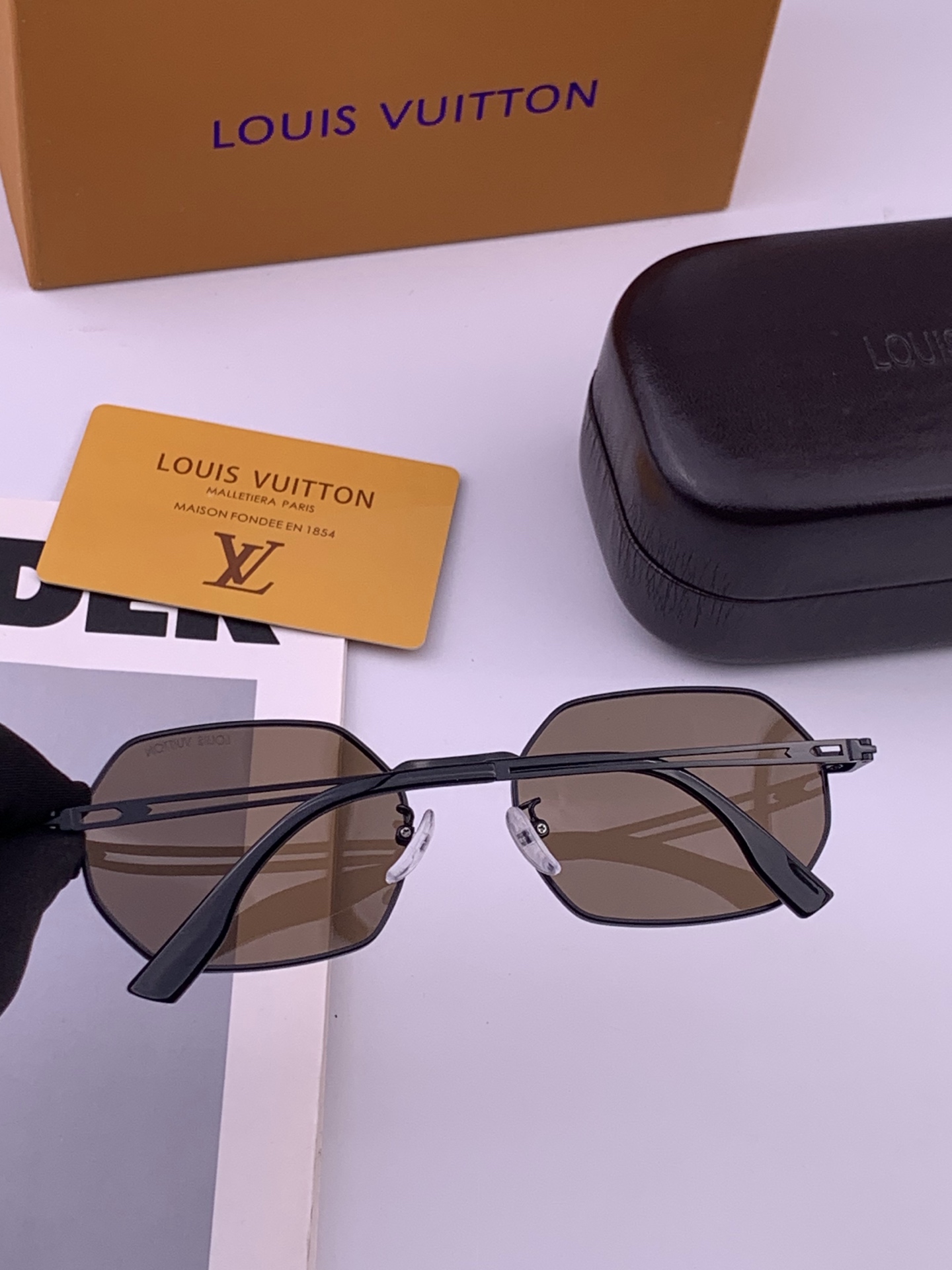 Lv 。  高品质男女款墨镜   👍 进口宝丽来偏光镜片  。蛤蟆镜 开车钓鱼都可 。百搭显瘦墨镜韩版男士飞行员大框司机