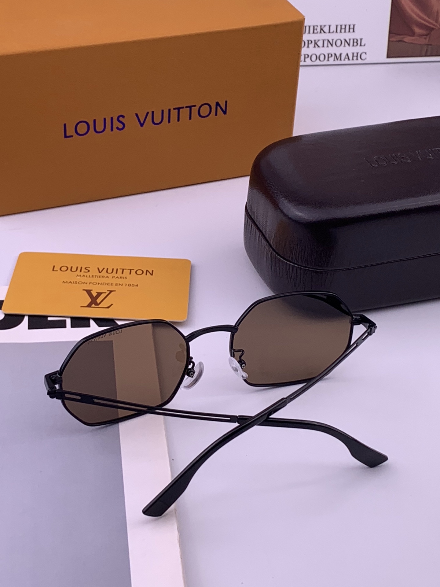 Lv 。  高品质男女款墨镜   👍 进口宝丽来偏光镜片  。蛤蟆镜 开车钓鱼都可 。百搭显瘦墨镜韩版男士飞行员大框司机