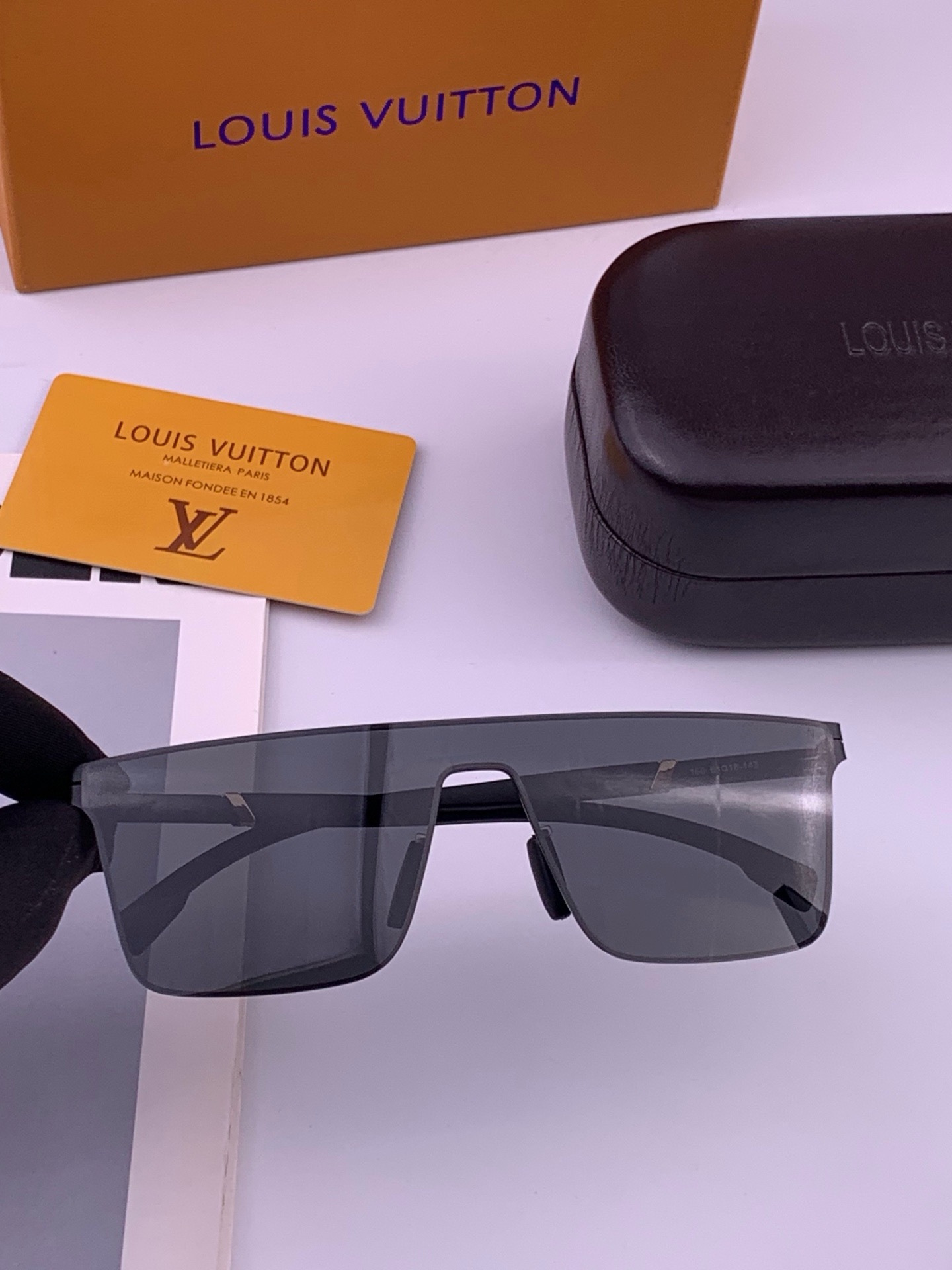 ♦️LV  新款男女情侣款太阳镜多边形墨镜iP电镀永不褪色 超轻超有弹性整幅眼镜无螺丝重要的是压不坏 高清尼龙镜片、精湛