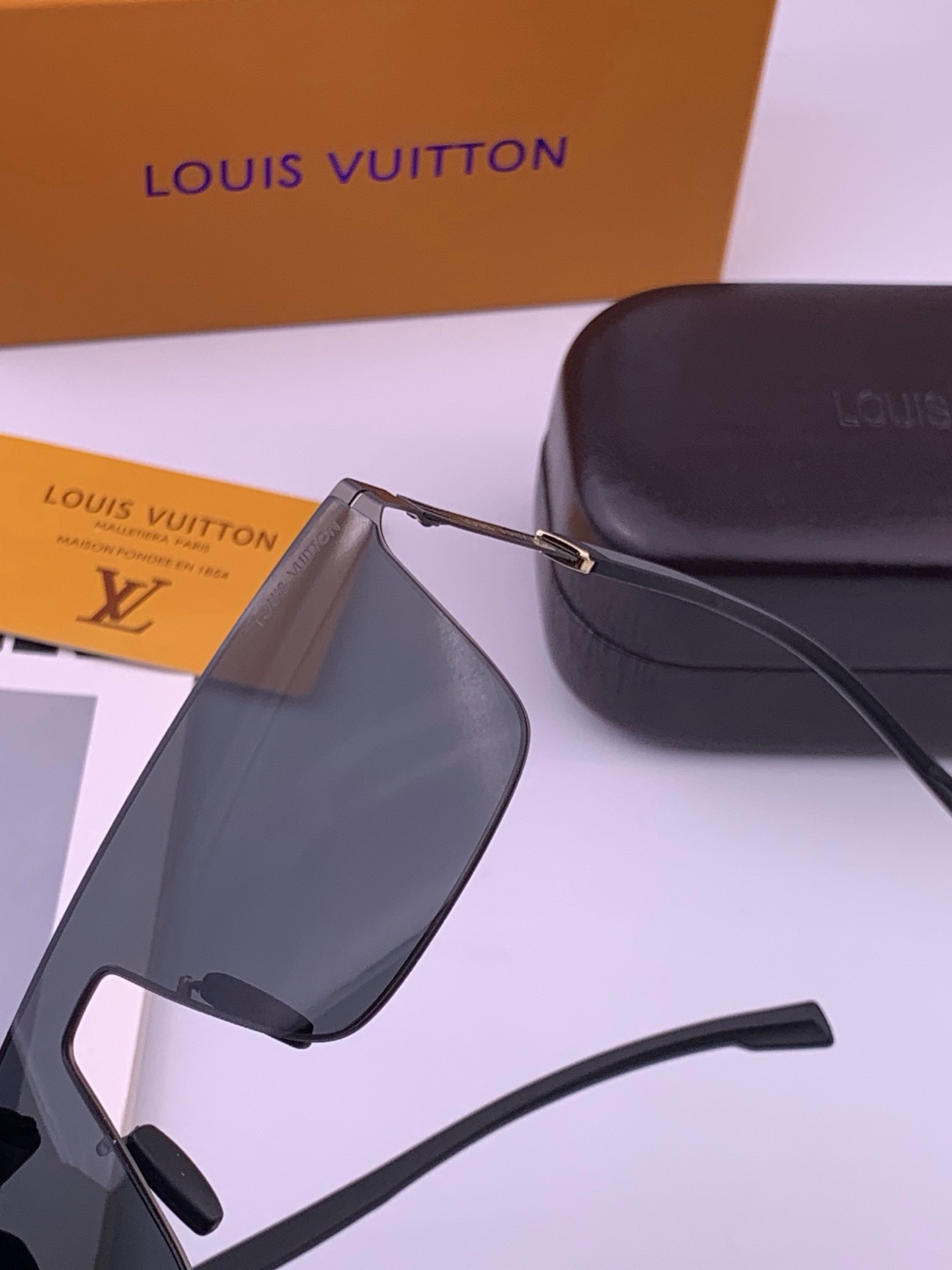 ♦️LV  新款男女情侣款太阳镜多边形墨镜iP电镀永不褪色 超轻超有弹性整幅眼镜无螺丝重要的是压不坏 高清尼龙镜片、精湛