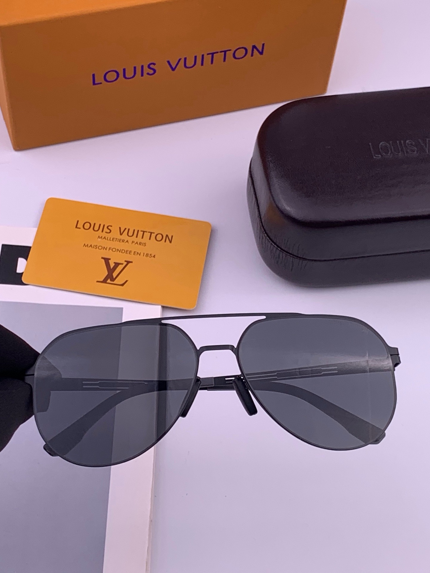 ♦️LV  新款男女情侣款太阳镜多边形墨镜iP电镀永不褪色 超轻超有弹性整幅眼镜无螺丝重要的是压不坏 高清尼龙镜片、精湛