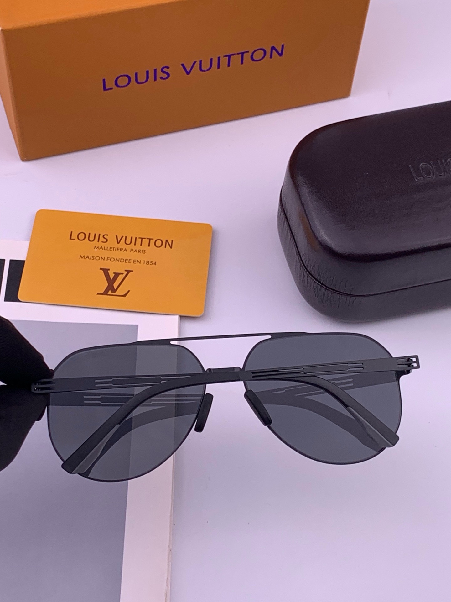♦️LV  新款男女情侣款太阳镜多边形墨镜iP电镀永不褪色 超轻超有弹性整幅眼镜无螺丝重要的是压不坏 高清尼龙镜片、精湛