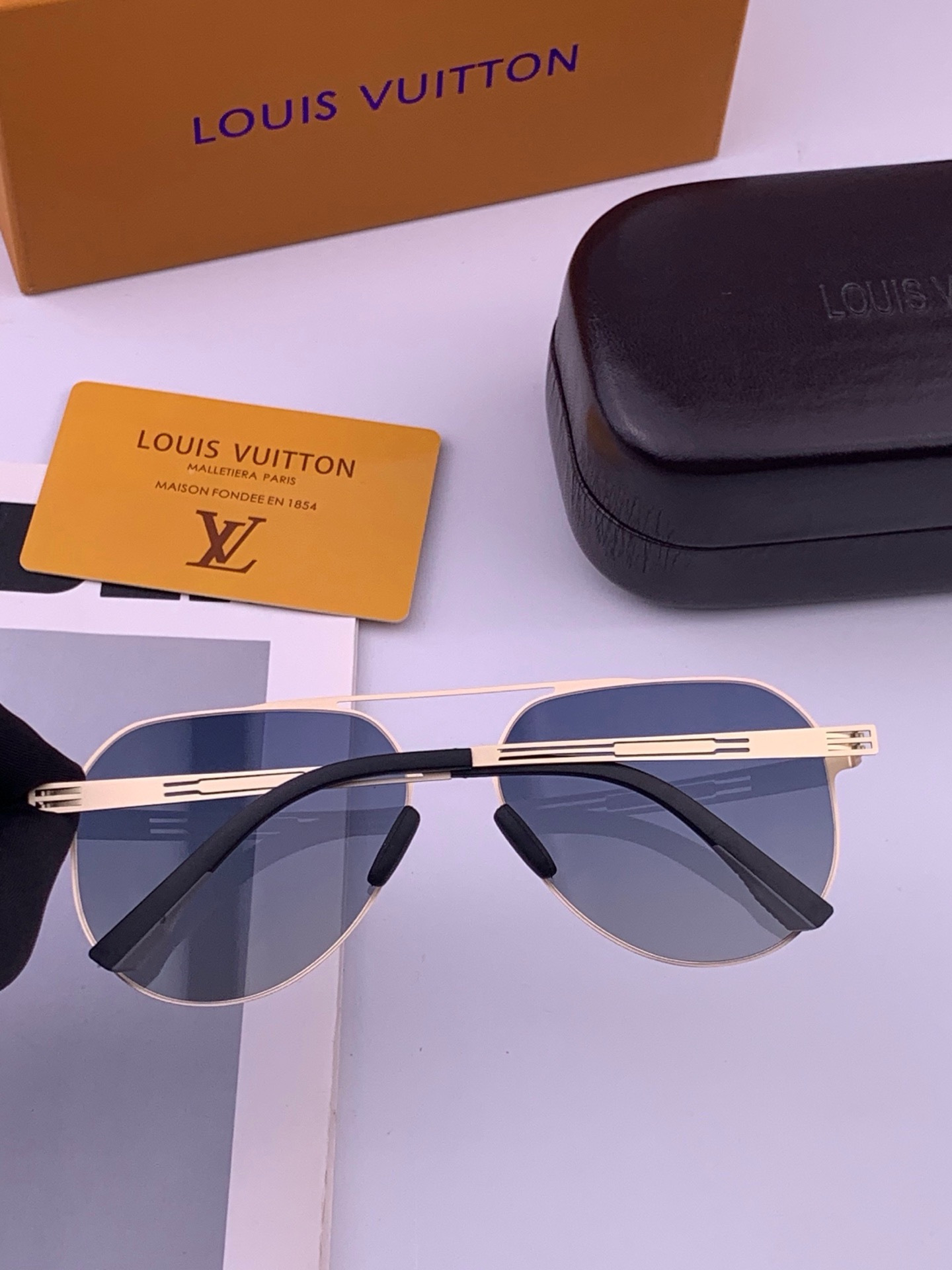 ♦️LV  新款男女情侣款太阳镜多边形墨镜iP电镀永不褪色 超轻超有弹性整幅眼镜无螺丝重要的是压不坏 高清尼龙镜片、精湛
