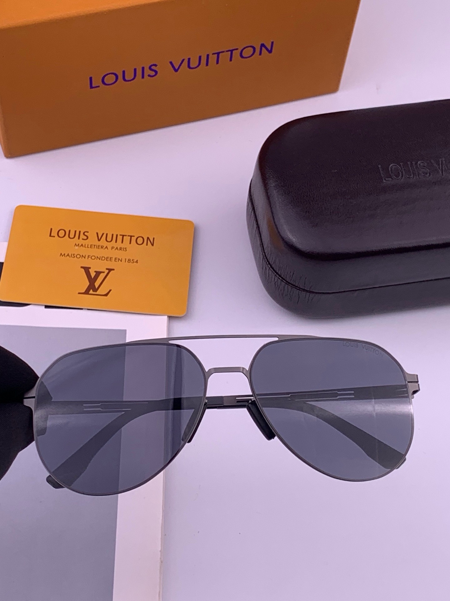 ♦️LV  新款男女情侣款太阳镜多边形墨镜iP电镀永不褪色 超轻超有弹性整幅眼镜无螺丝重要的是压不坏 高清尼龙镜片、精湛